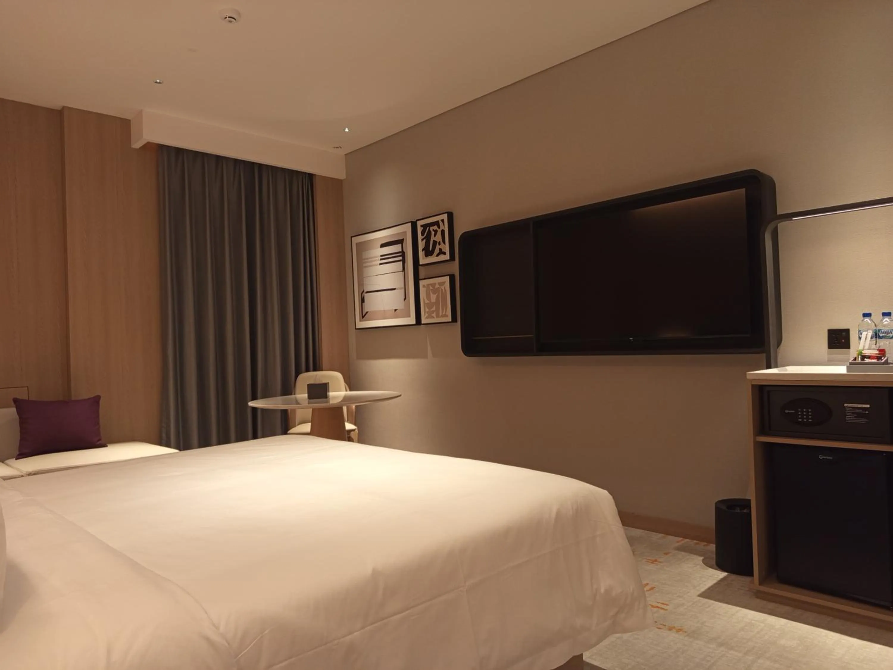 TV and multimedia, Bed in Elong Hotel Jakarta PIK