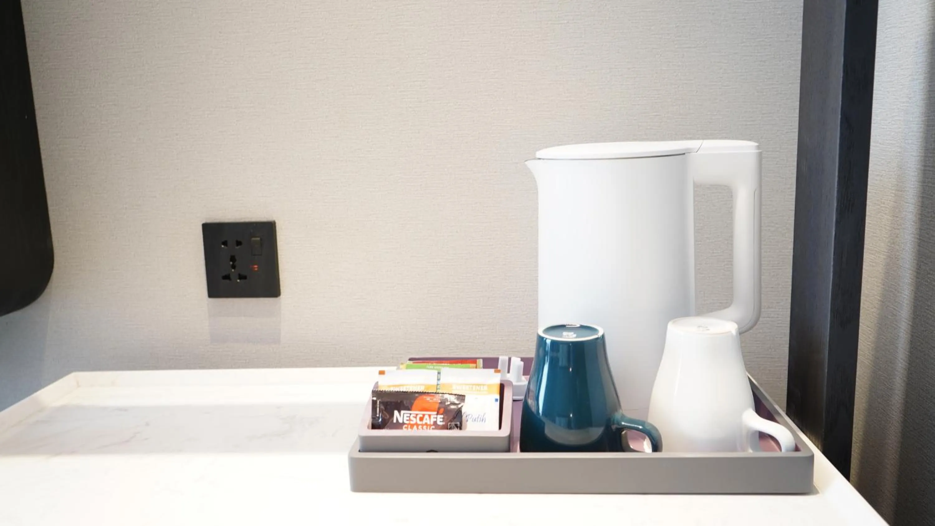 Coffee/tea facilities, Bed in Elong Hotel Jakarta PIK