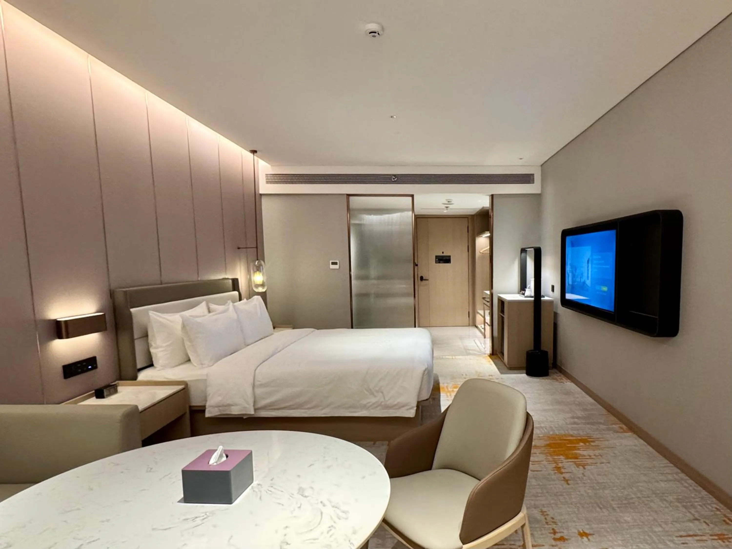 Photo of the whole room, Bed in Elong Hotel Jakarta PIK