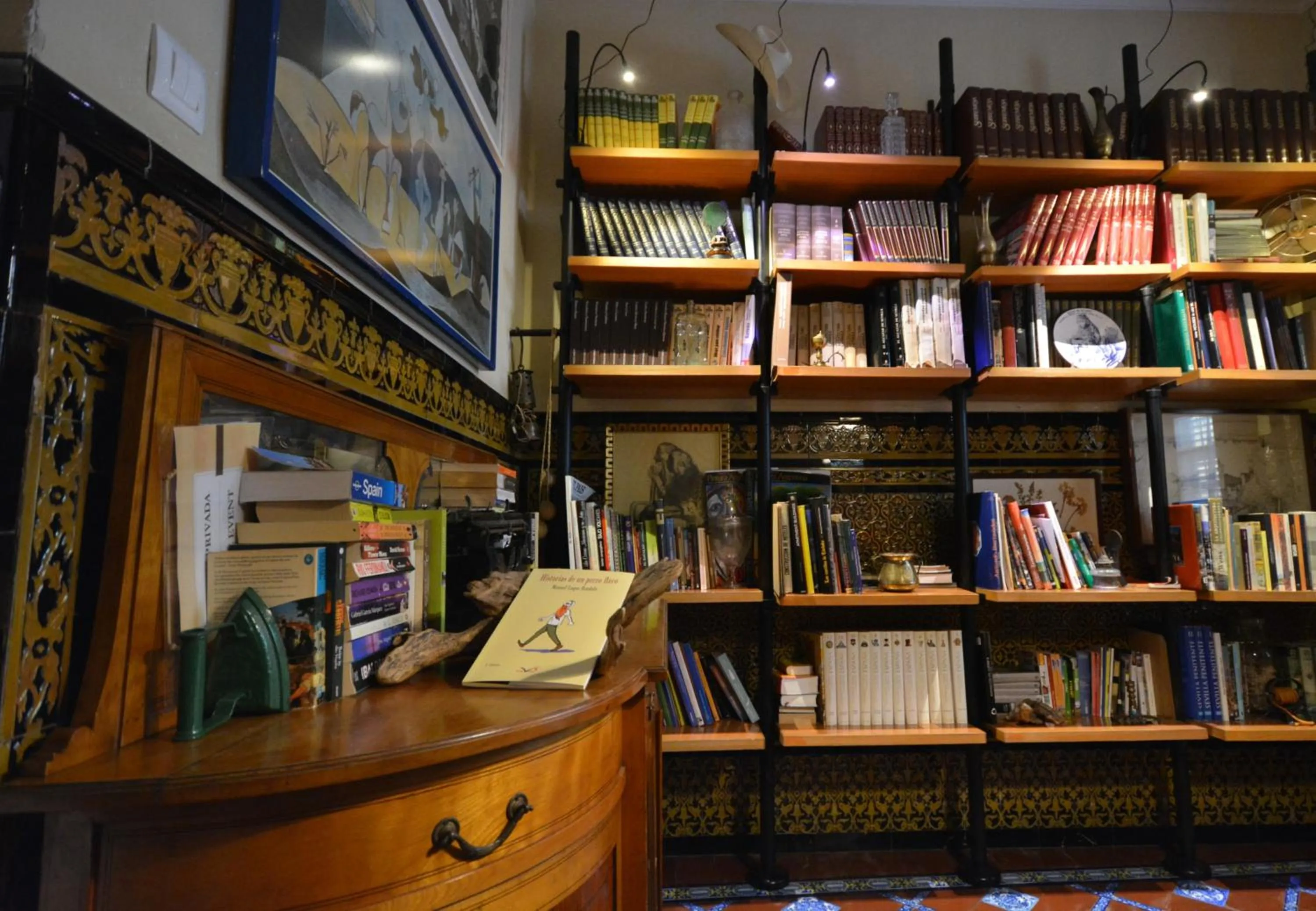 Library in Hotel Casa de los Azulejos