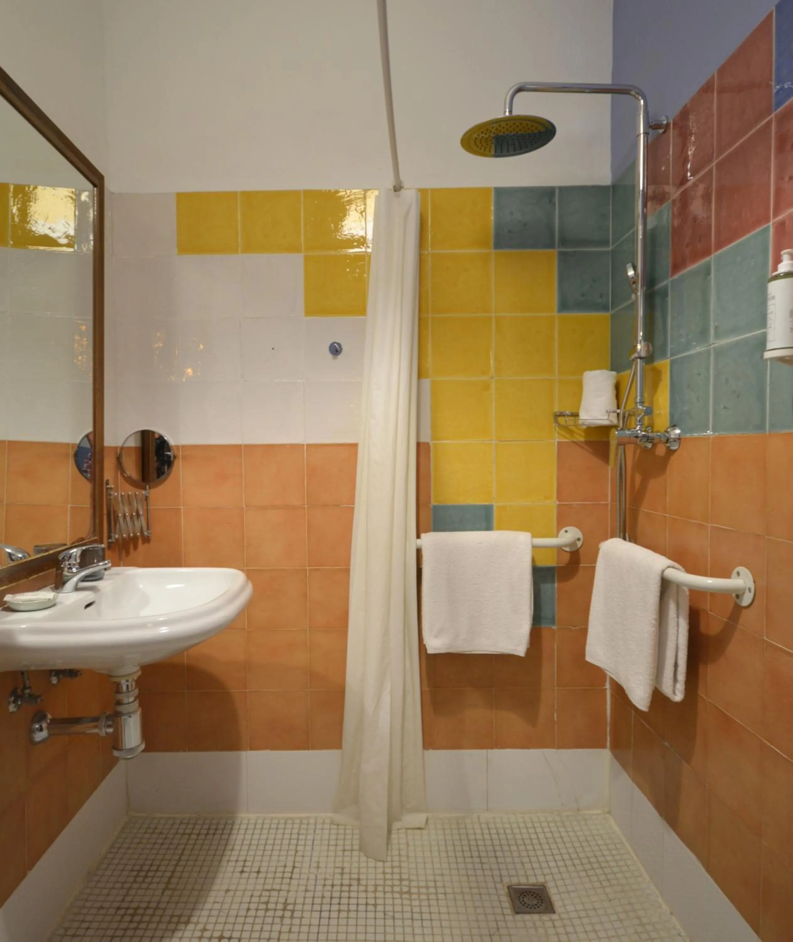 Shower in Hotel Casa de los Azulejos