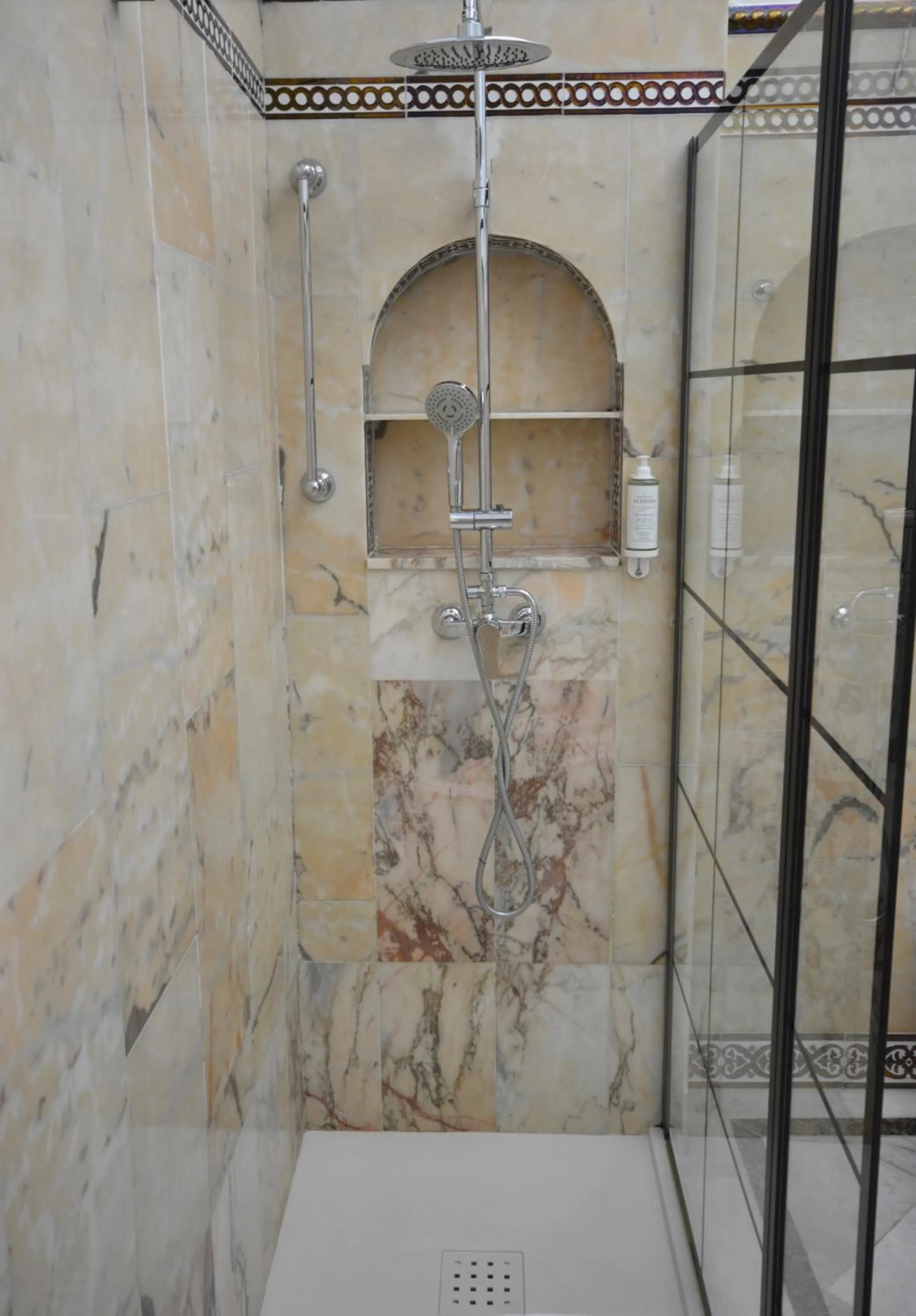 Shower in Hotel Casa de los Azulejos