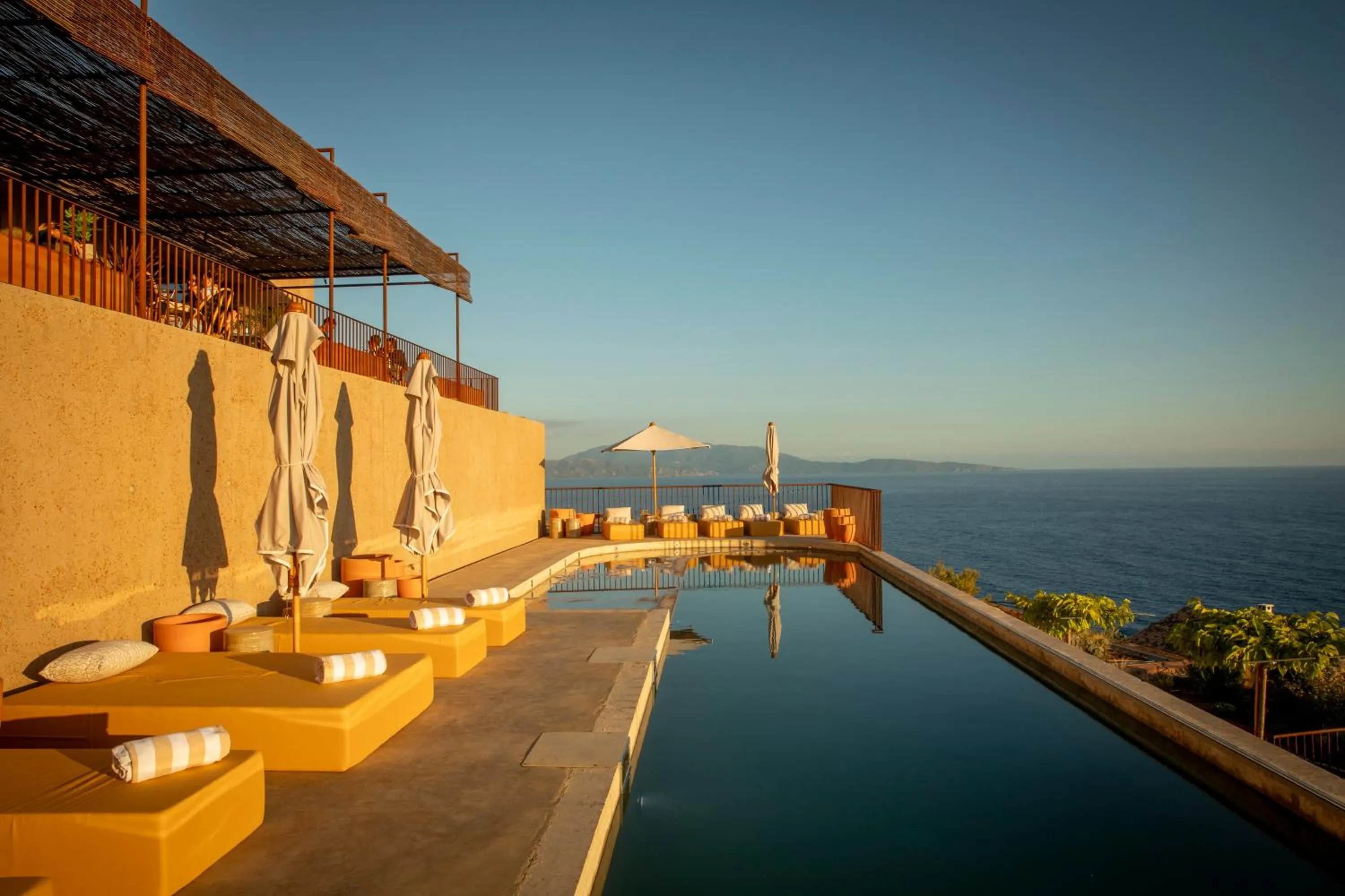 Hôtel Mylos - Cargèse, Piscine Intérieure et Extérieure