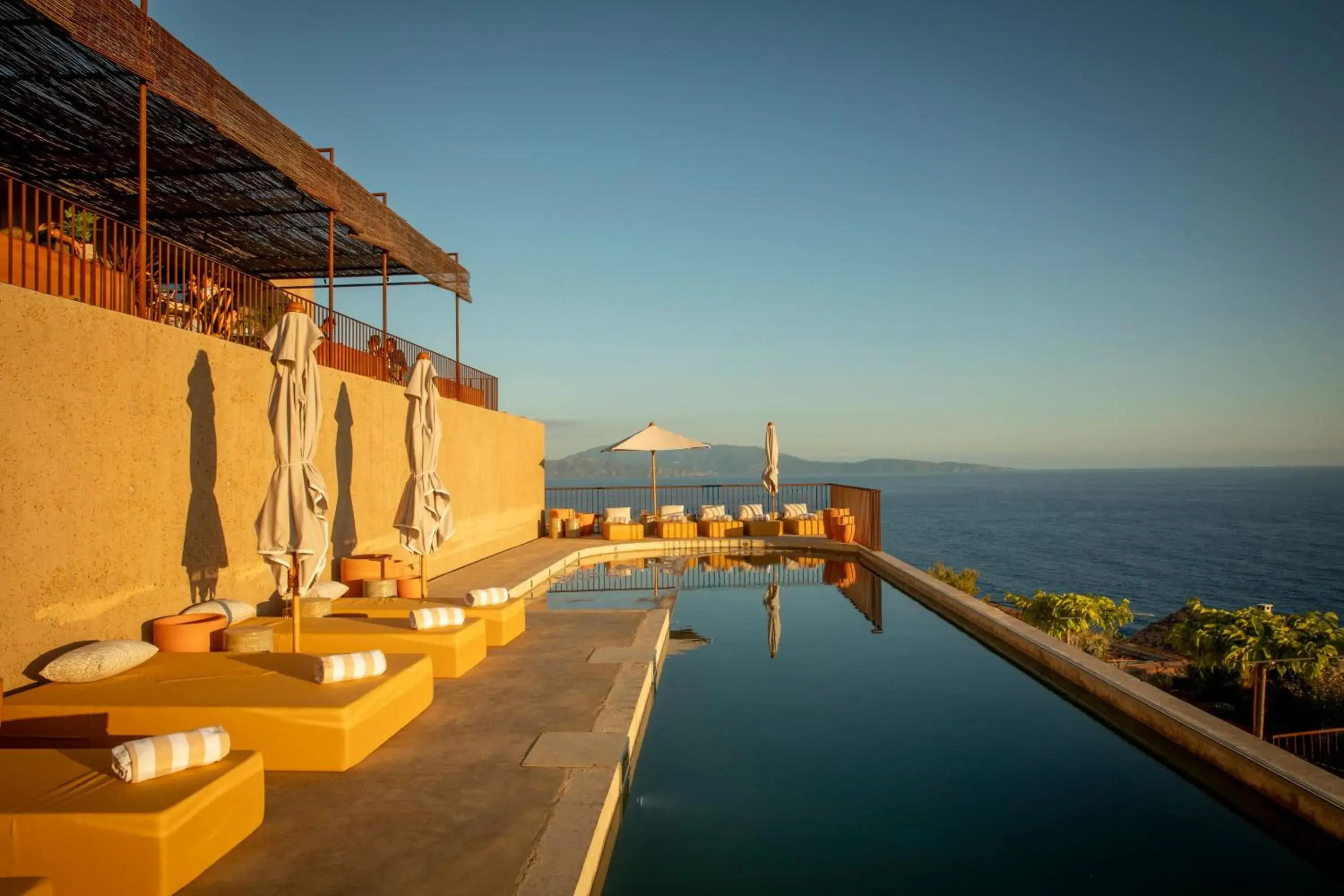 Hôtel Mylos - Cargèse, Piscine Intérieure et Extérieure Hôtel Mylos - Cargèse, Piscine Intérieure et Extérieure