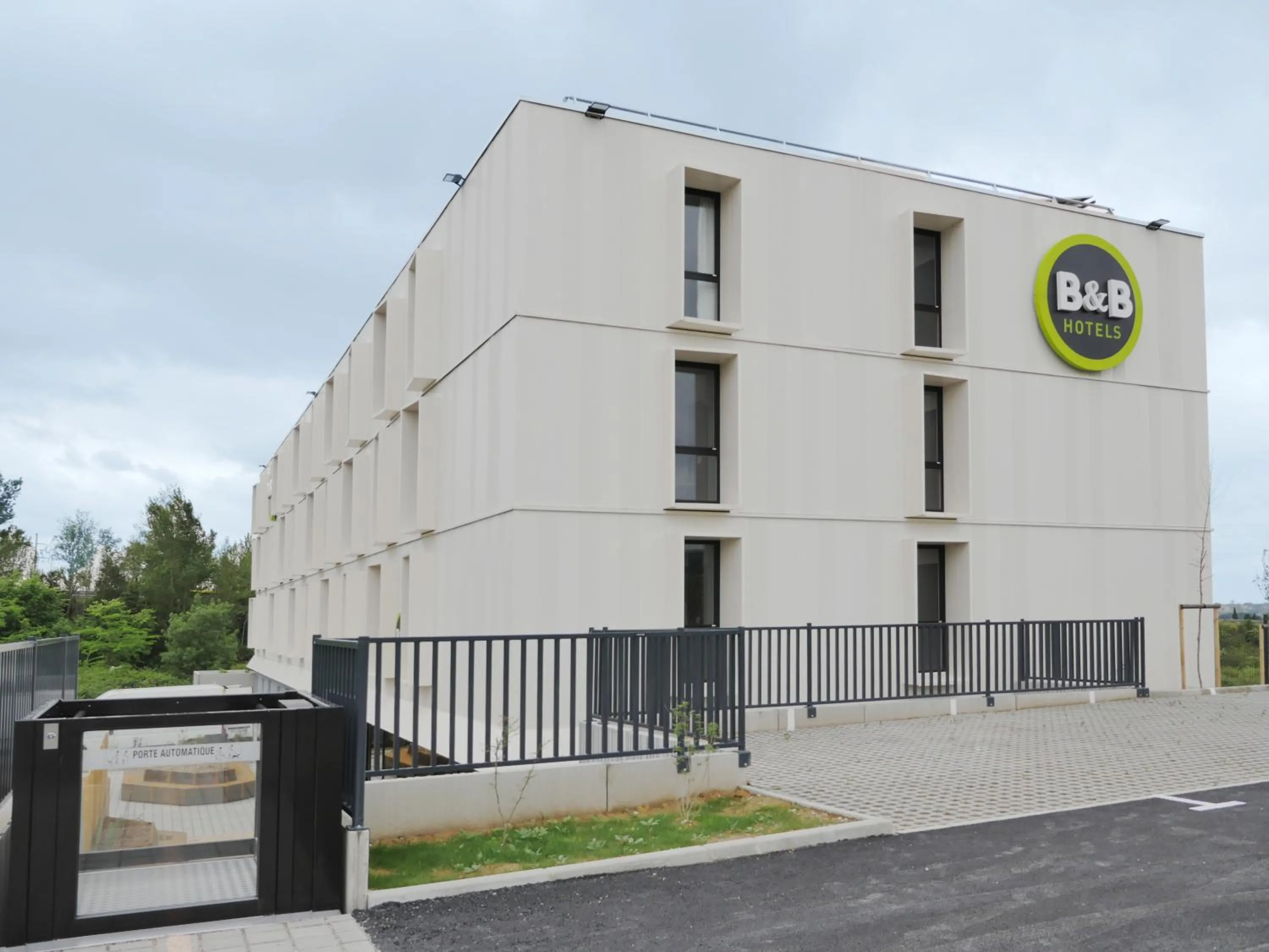 Property building in B&B HOTEL Carcassonne Rocadest La Cité