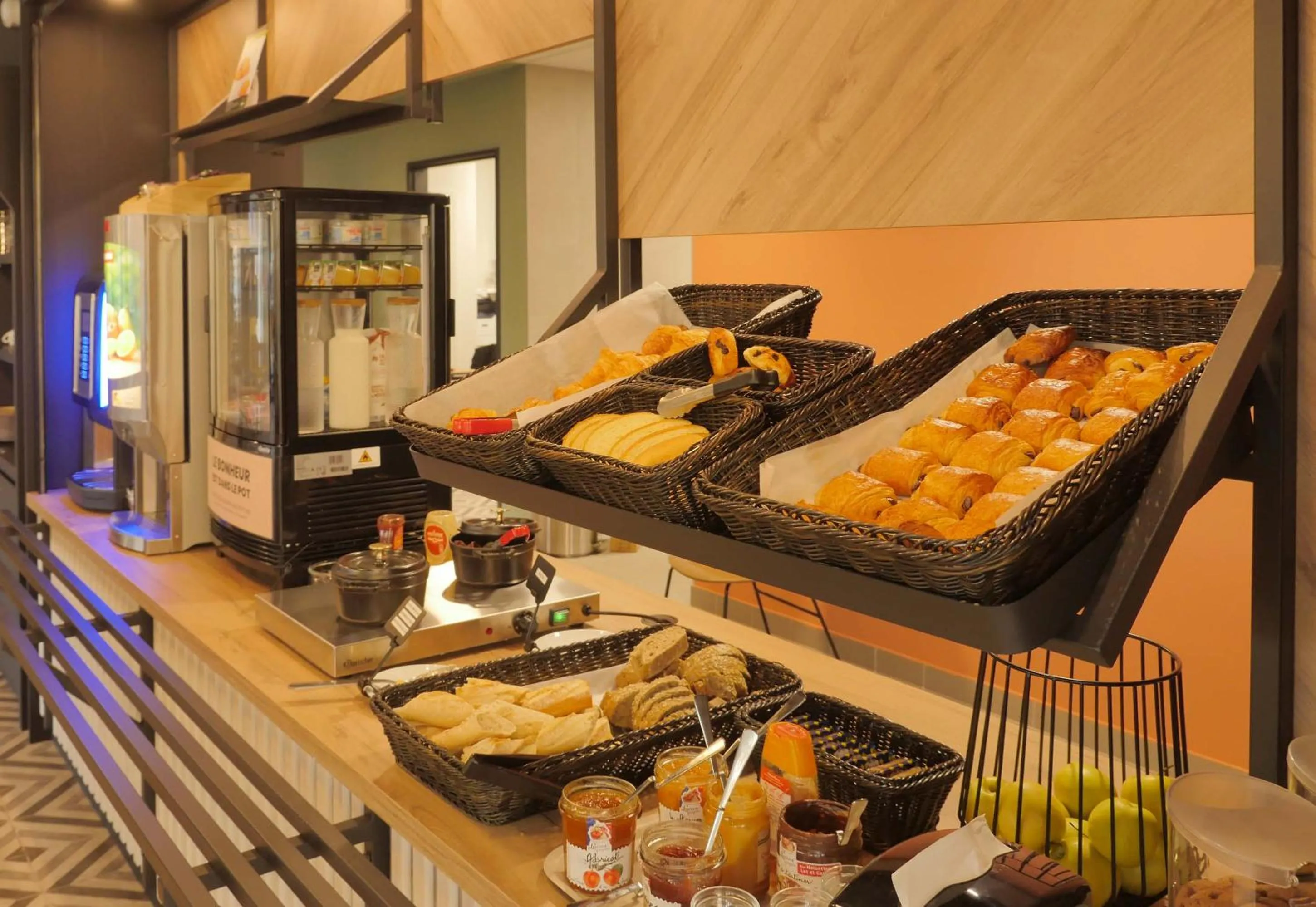 Buffet breakfast in B&B HOTEL Carcassonne Rocadest La Cité