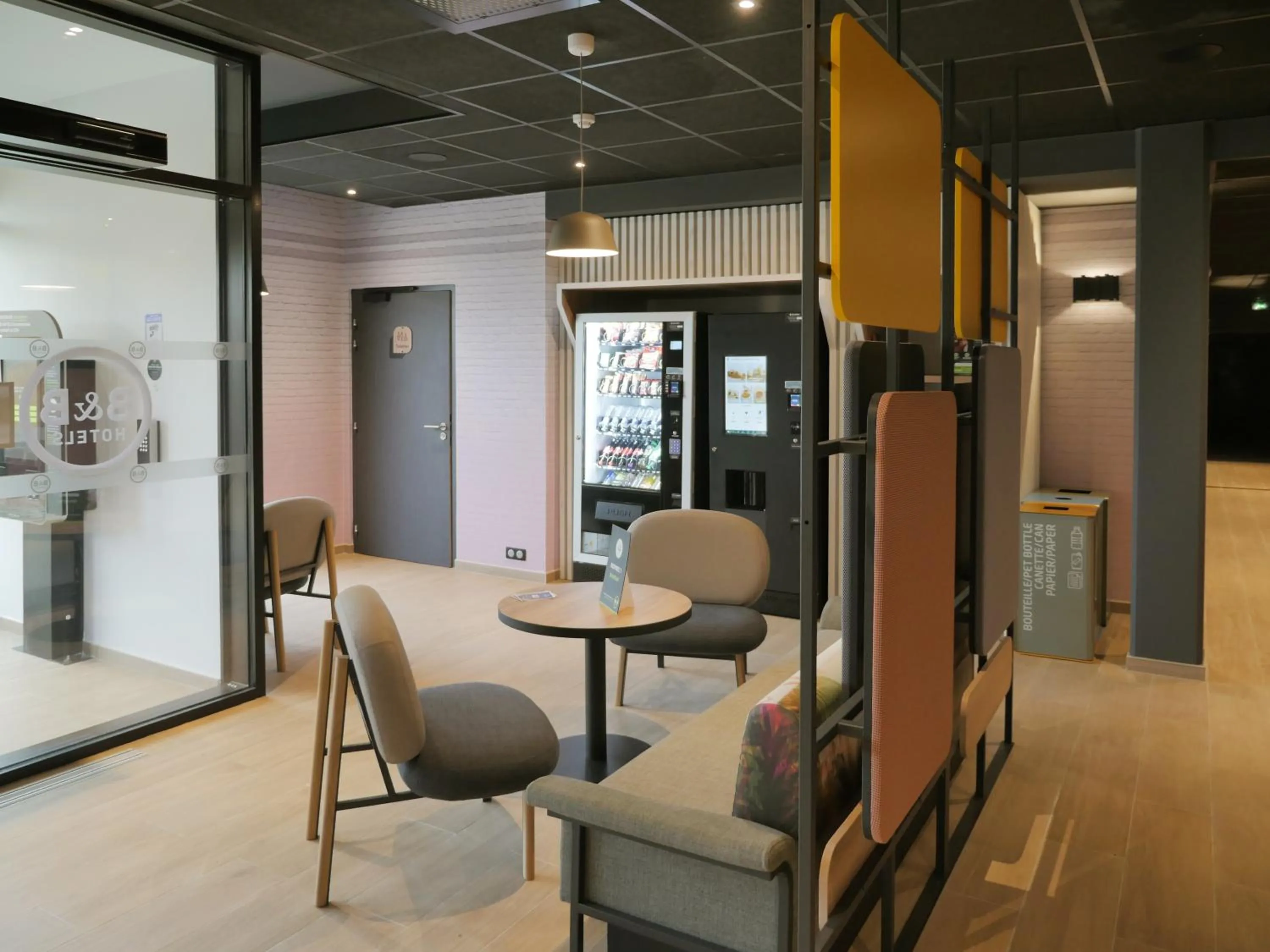 Seating area in B&B HOTEL Carcassonne Rocadest La Cité