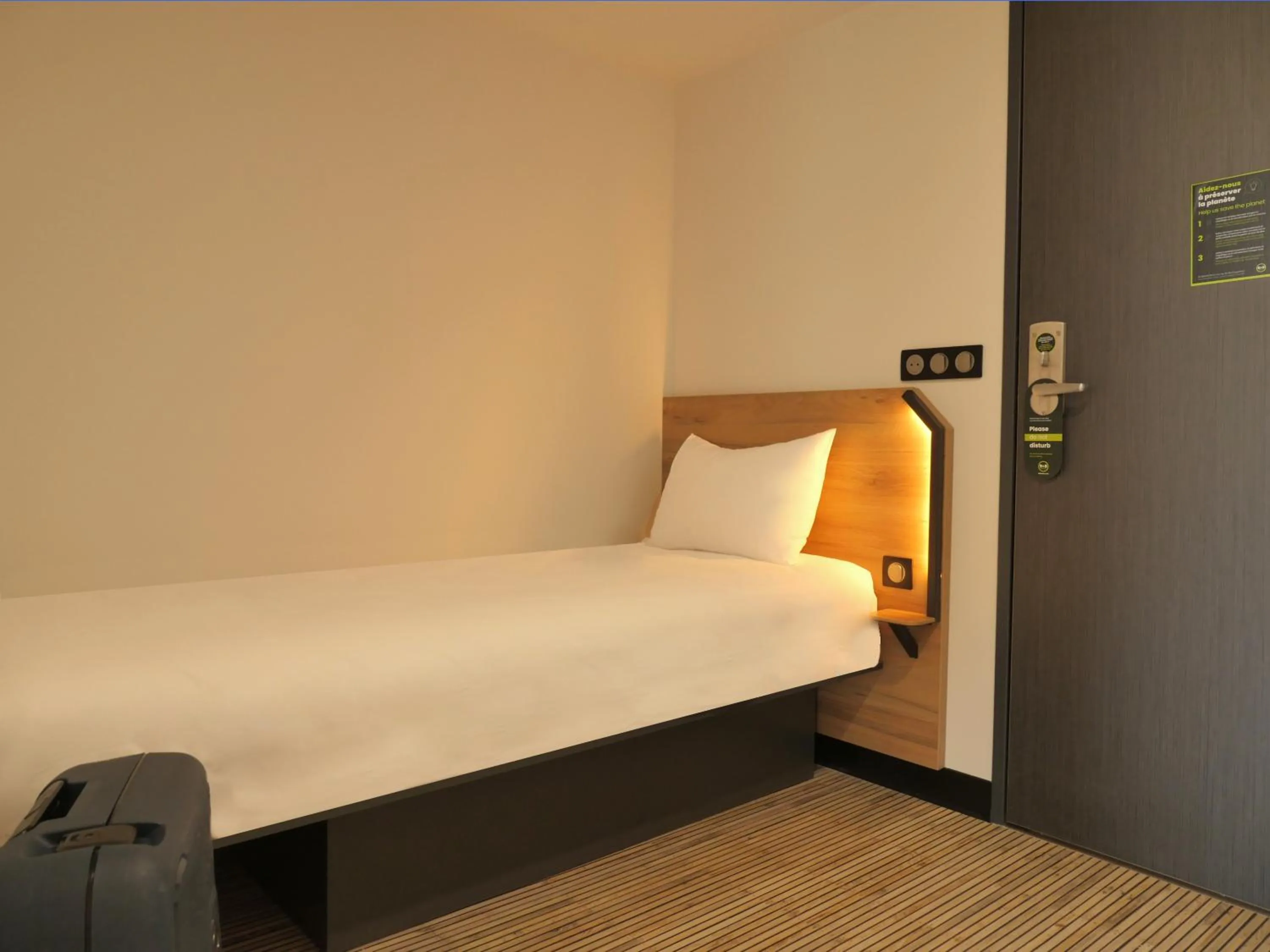 Bedroom, Bed in B&B HOTEL Carcassonne Rocadest La Cité