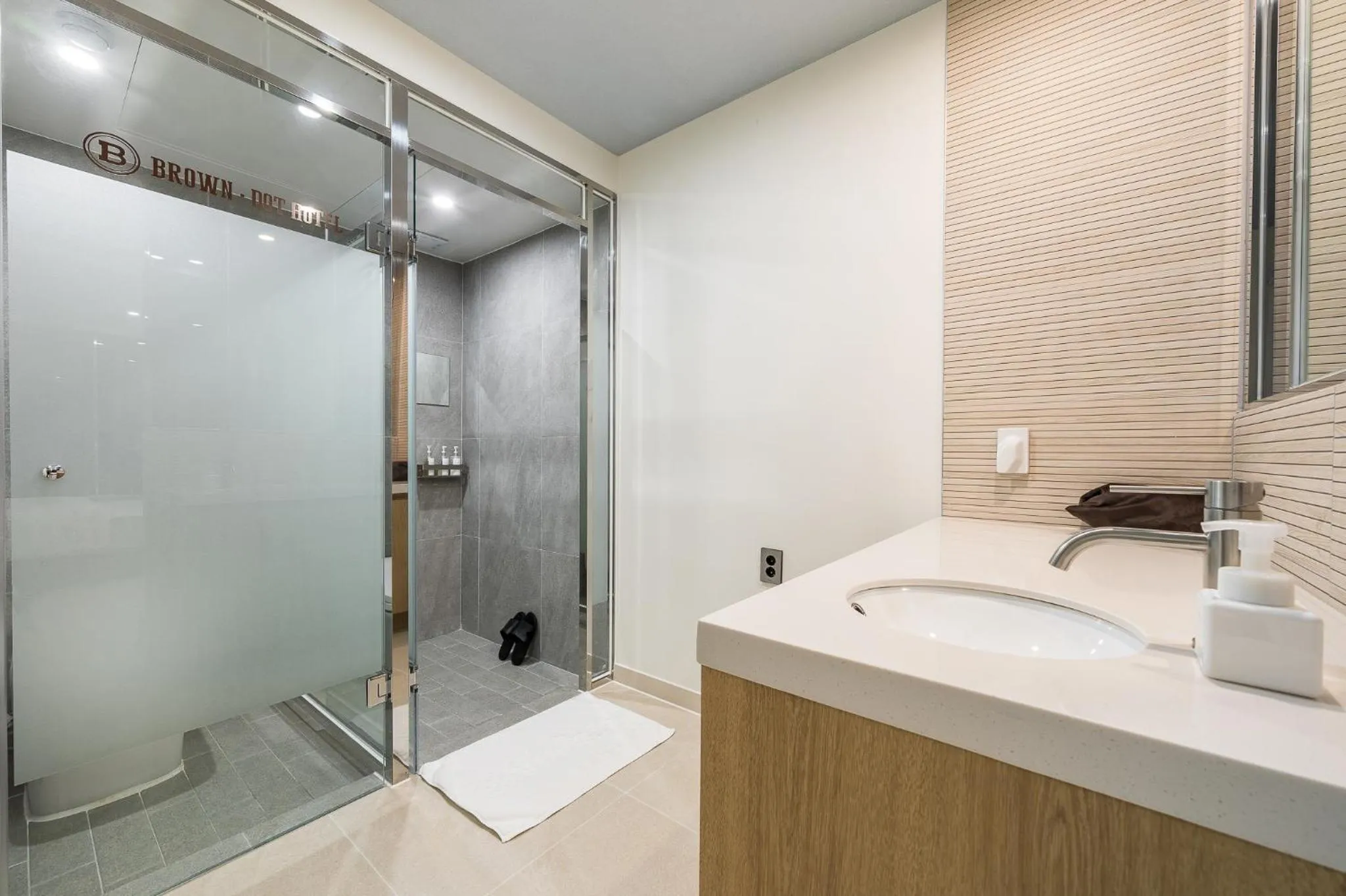 Shower in From H Brown Dot Hotel Gyeongju Yangnam