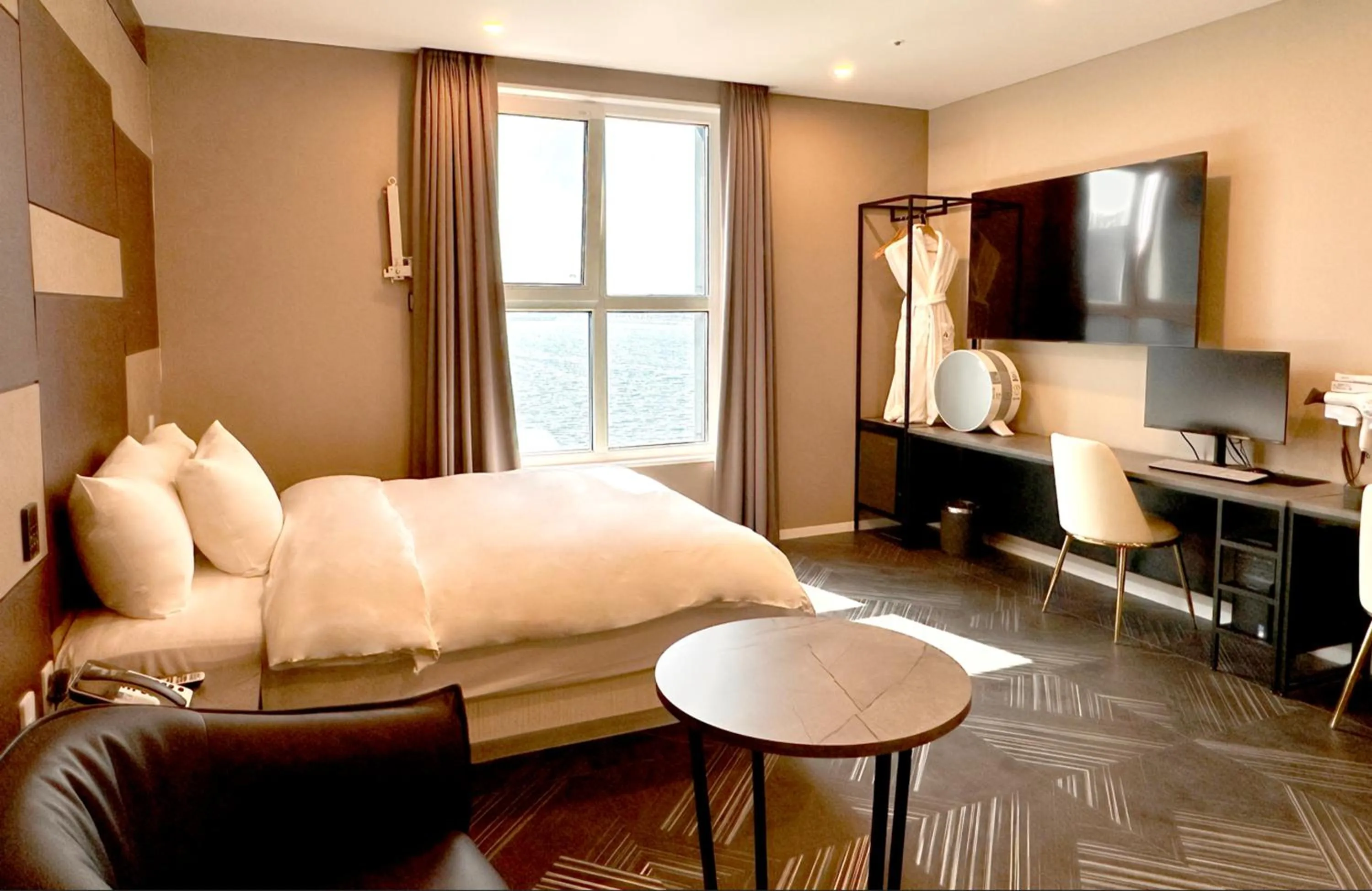 Communal lounge/ TV room in Restia Incheon Bay Hotel