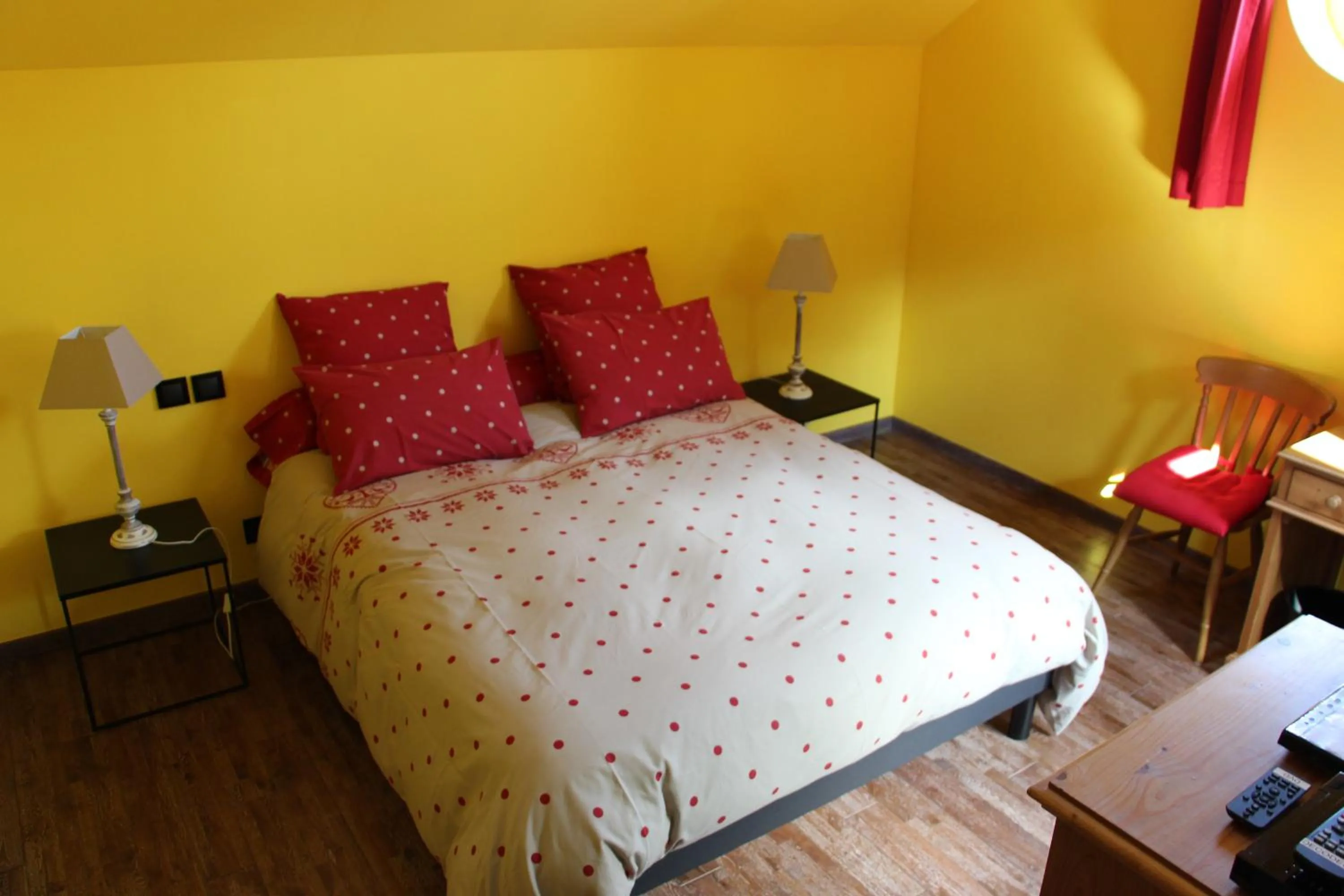 Bedroom, Bed in L'Alisier Chantant