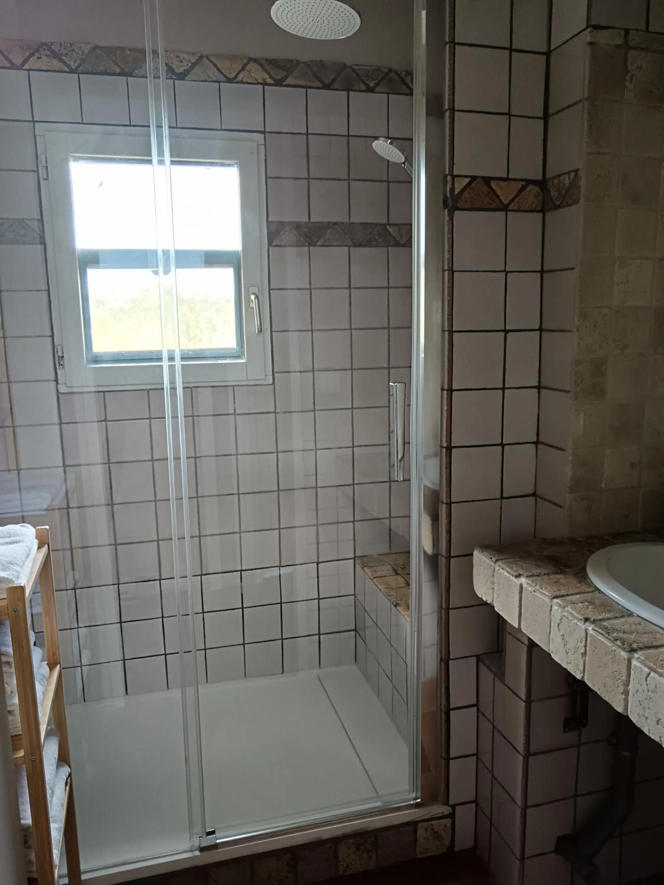 Shower in Mas de la Tour Carbonnière