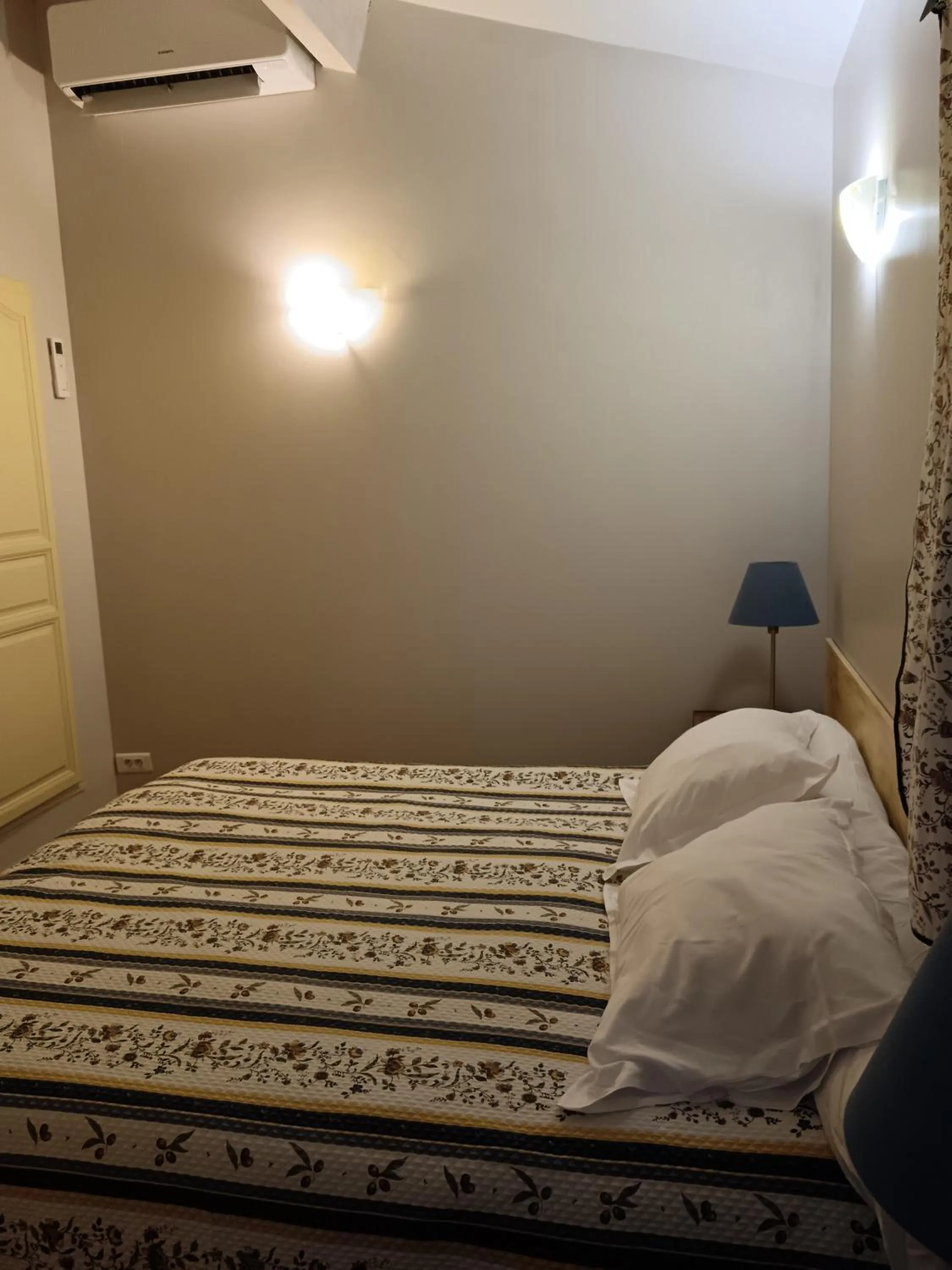 Bed in Mas de la Tour Carbonnière