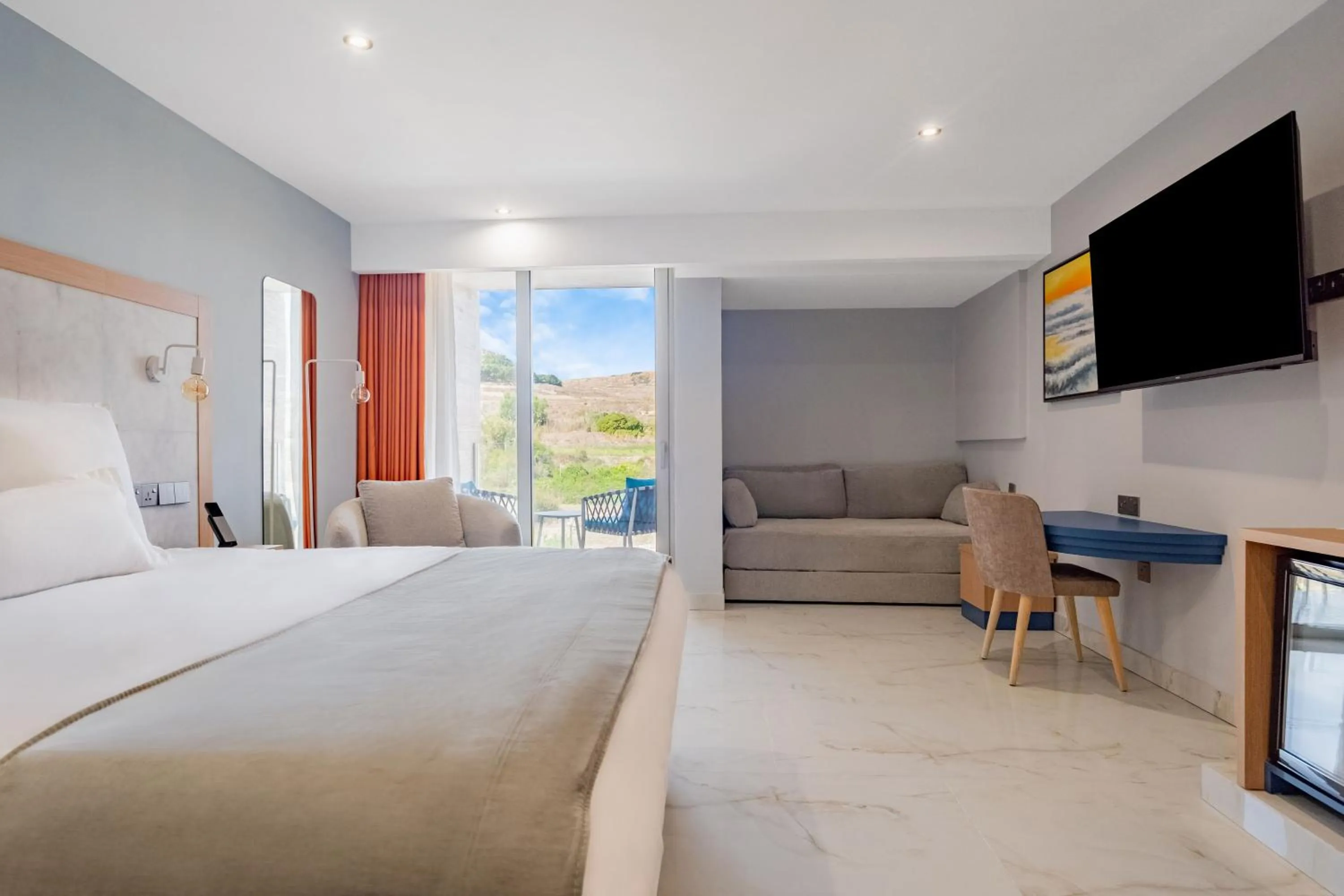 Balcony/Terrace, Bed in Reef Hotel & Spa