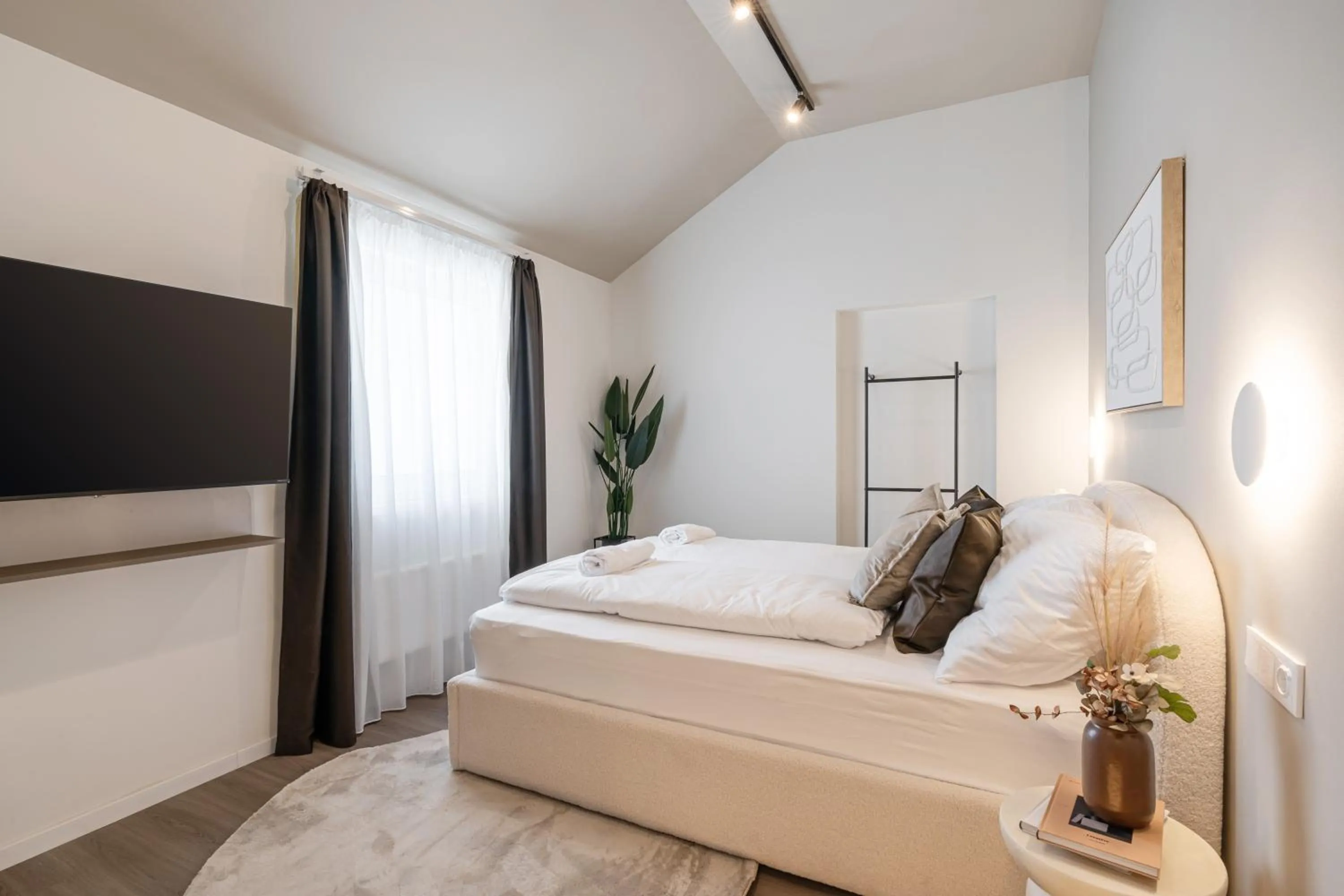 Bed in Oasis Luxe Boutique Suites by BQA