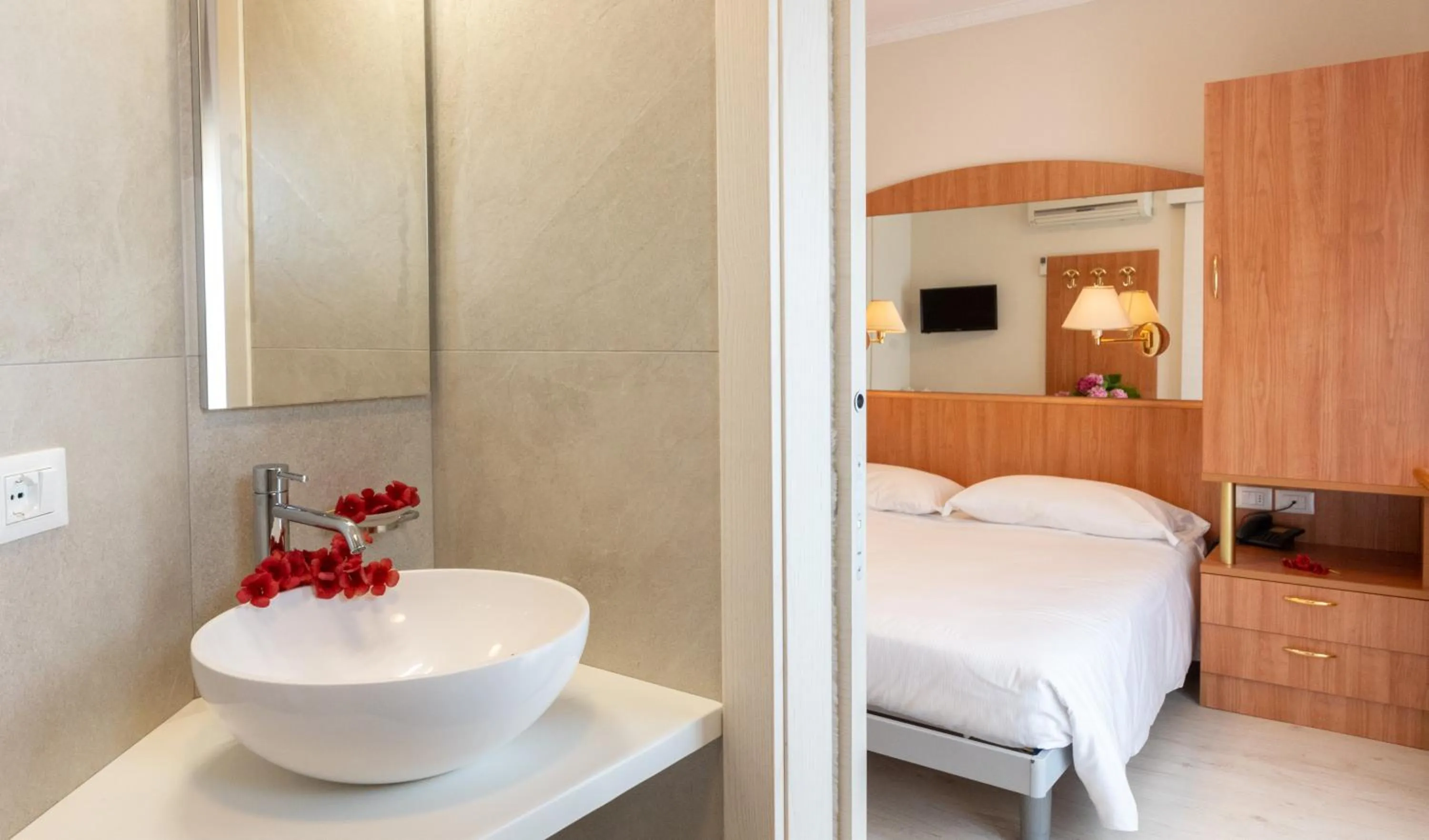 Bathroom, Bed in Hotel Smeraldo