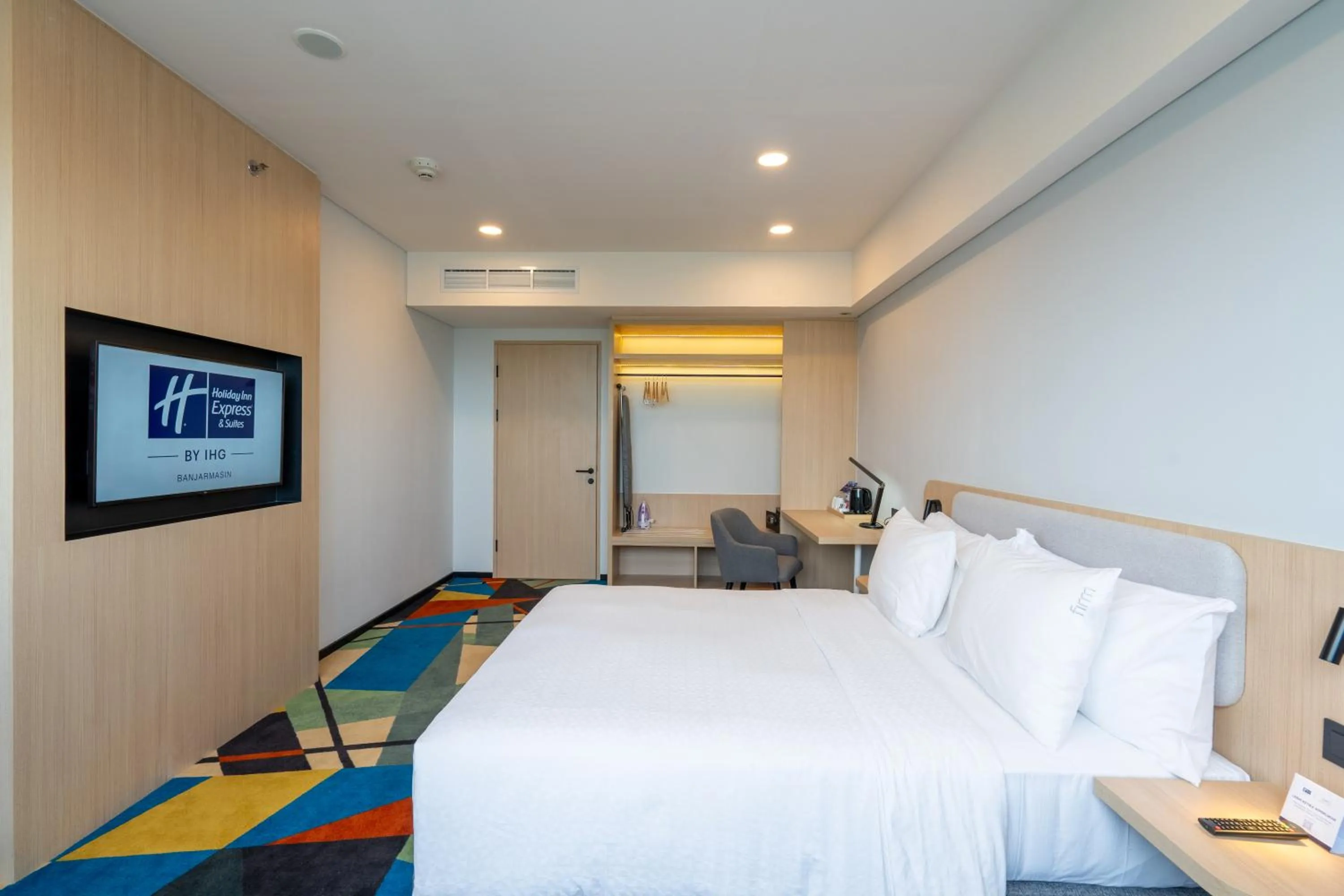 Photo of the whole room, Bed in Holiday Inn Express & Suites Banjarmasin by IHG