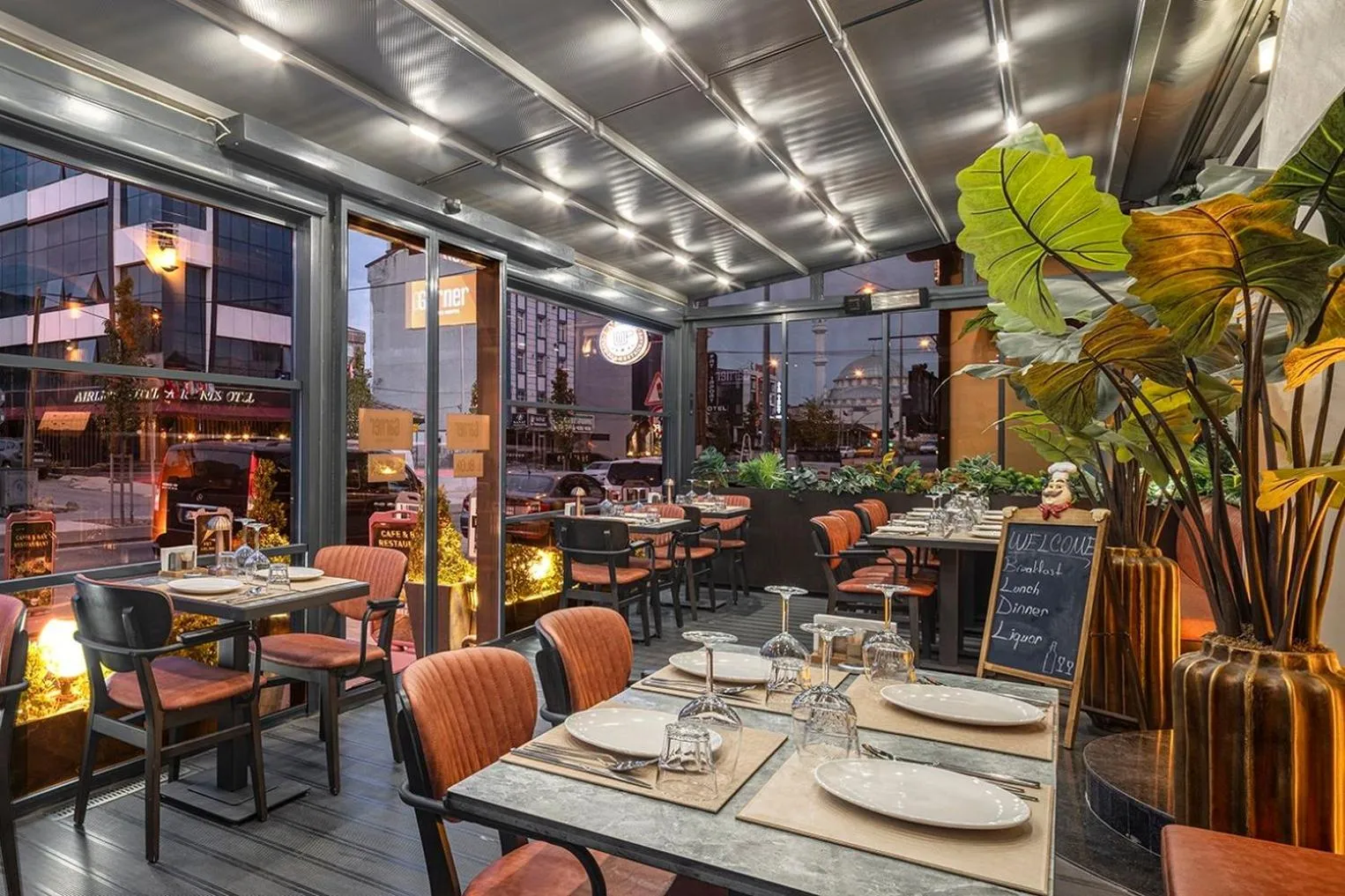 Restaurant/places to eat in Garner Hotel Istanbul - Airport Arnavutkoy by IHG