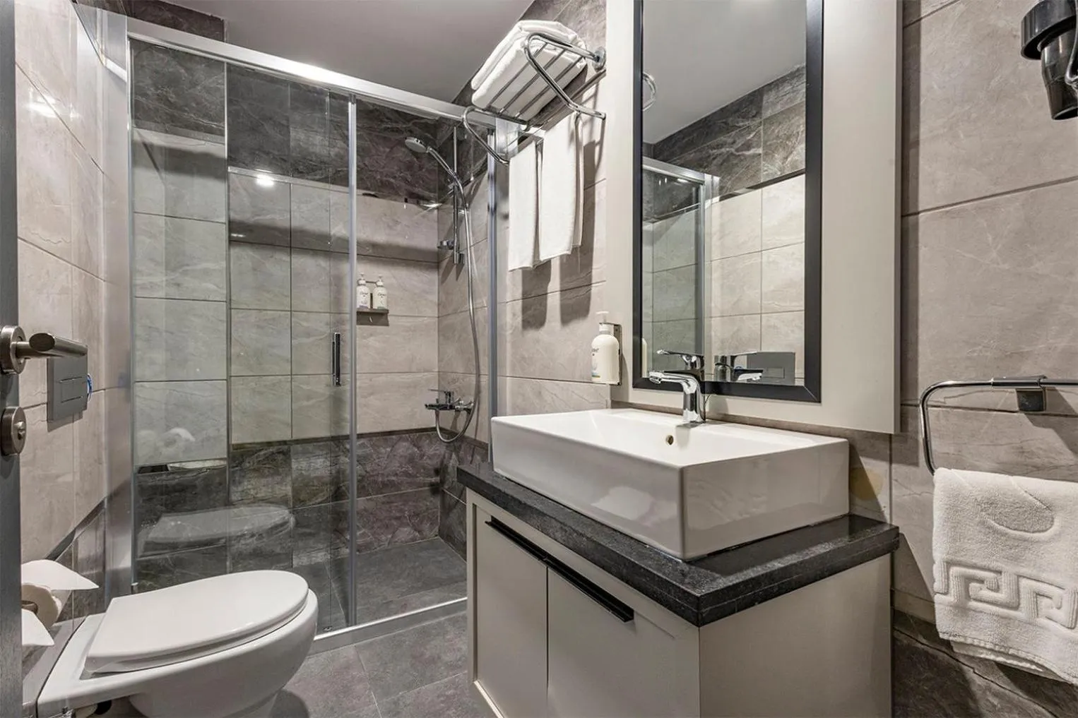 Bathroom in Garner Hotel Istanbul - Airport Arnavutkoy by IHG
