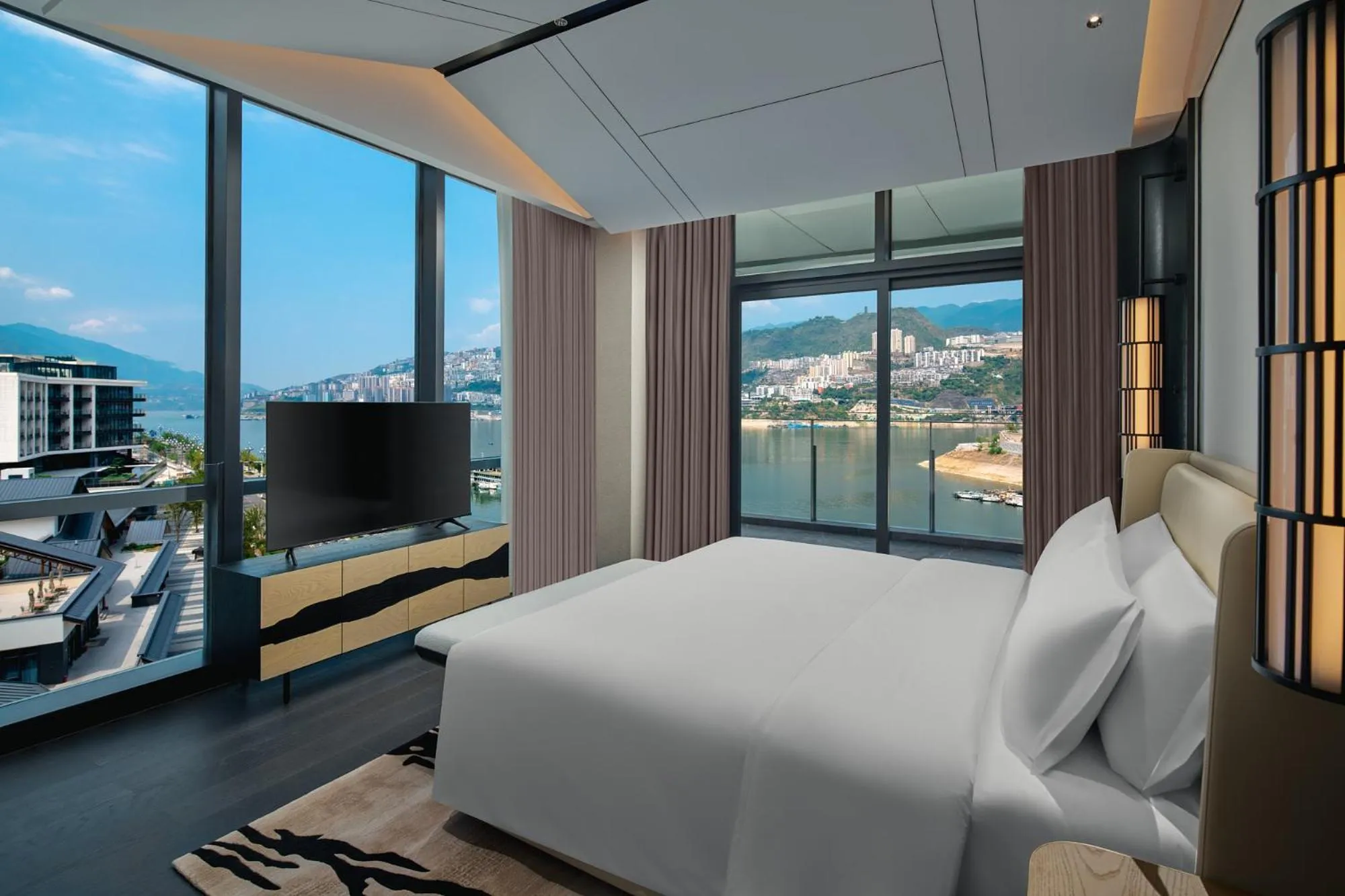 Bed in HUALUXE Hotels and Resorts Chongqing Wushan by IHG