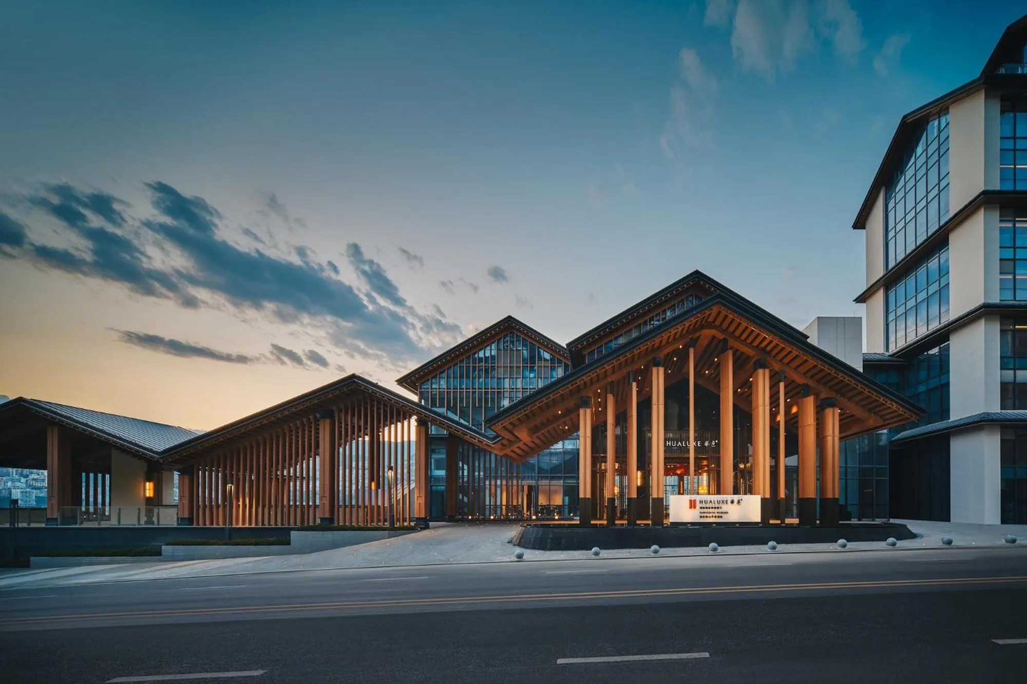 Property building in HUALUXE Hotels and Resorts Chongqing Wushan by IHG