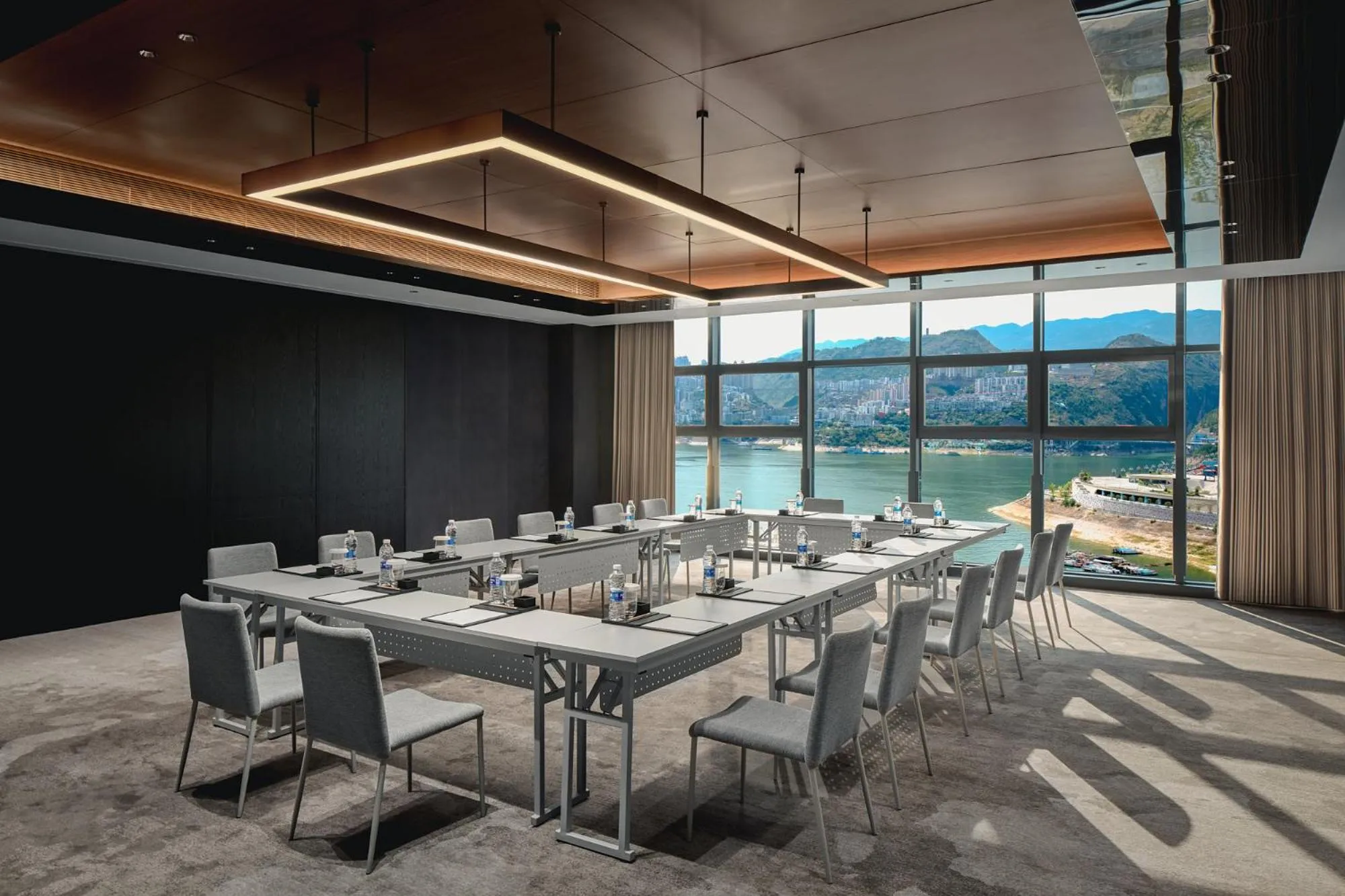 Meeting/conference room in HUALUXE Hotels and Resorts Chongqing Wushan by IHG