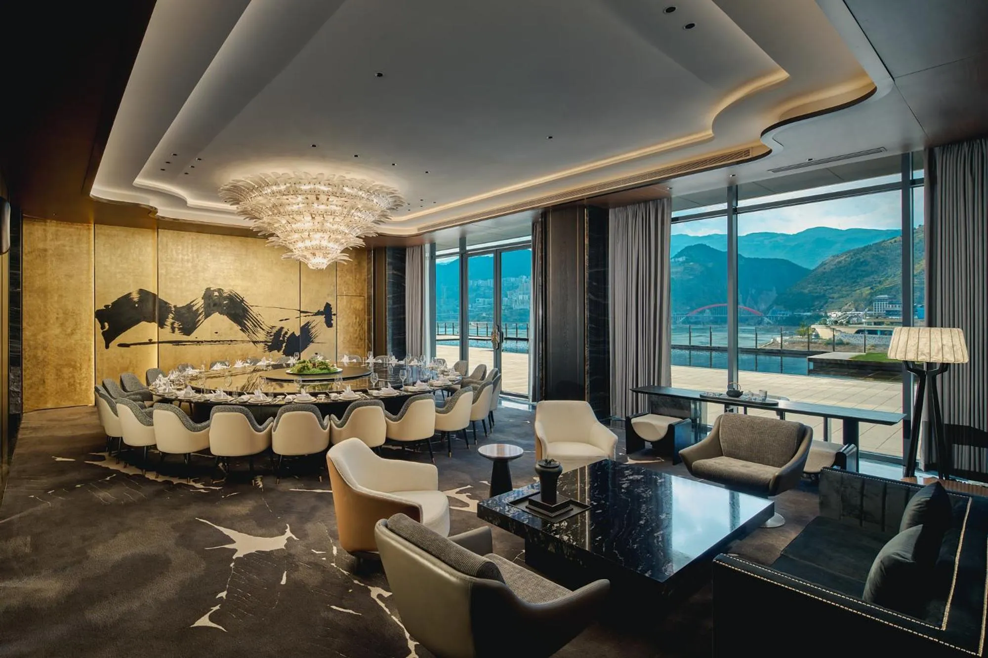 Dining area in HUALUXE Hotels and Resorts Chongqing Wushan by IHG