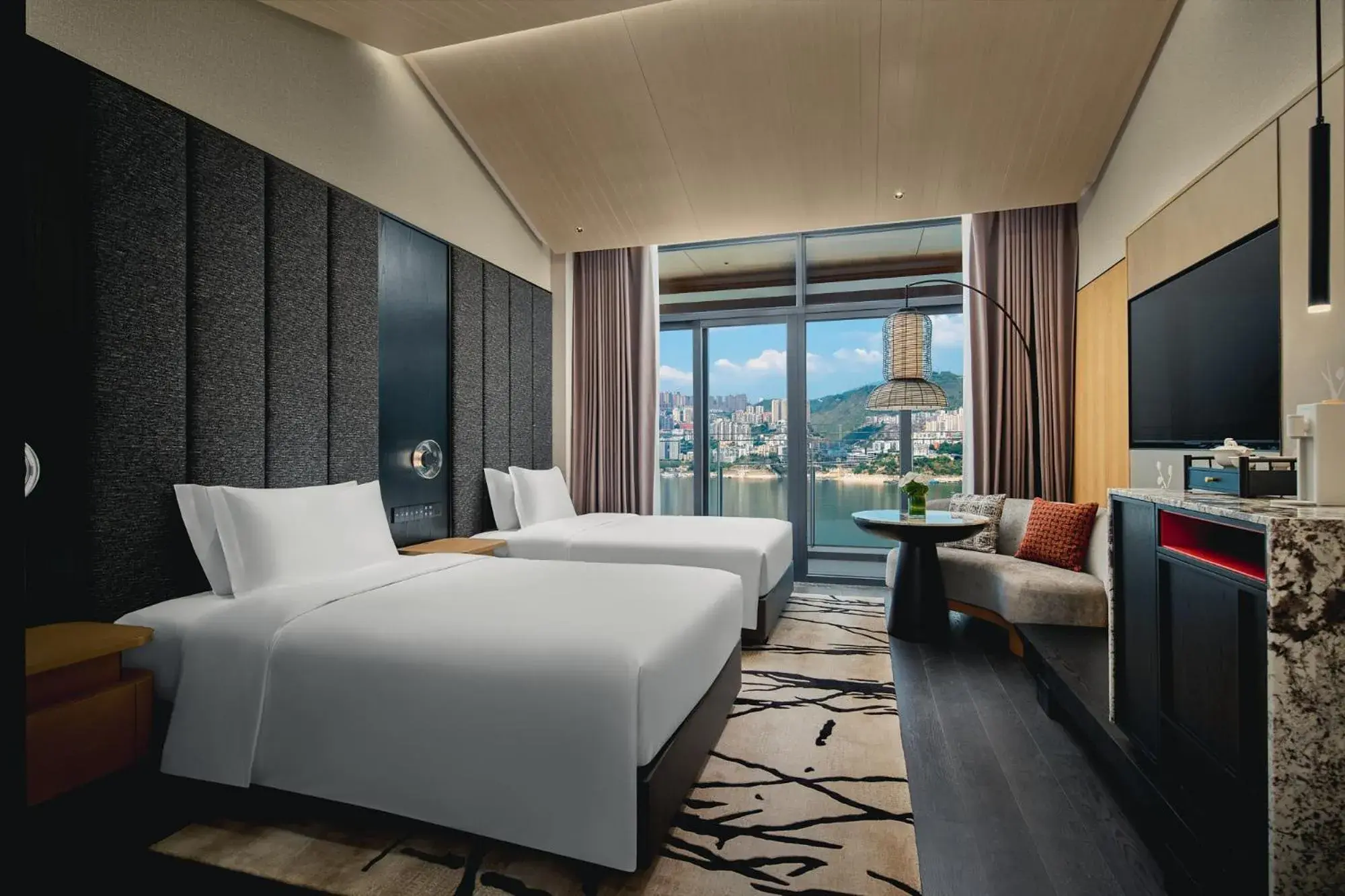 Standard Double Room with Two Double Beds and River View in HUALUXE Hotels and Resorts Chongqing Wushan by IHG Standard Double Room with Two Double Beds and River View in HUALUXE Hotels and Resorts Chongqing Wushan by IHG
