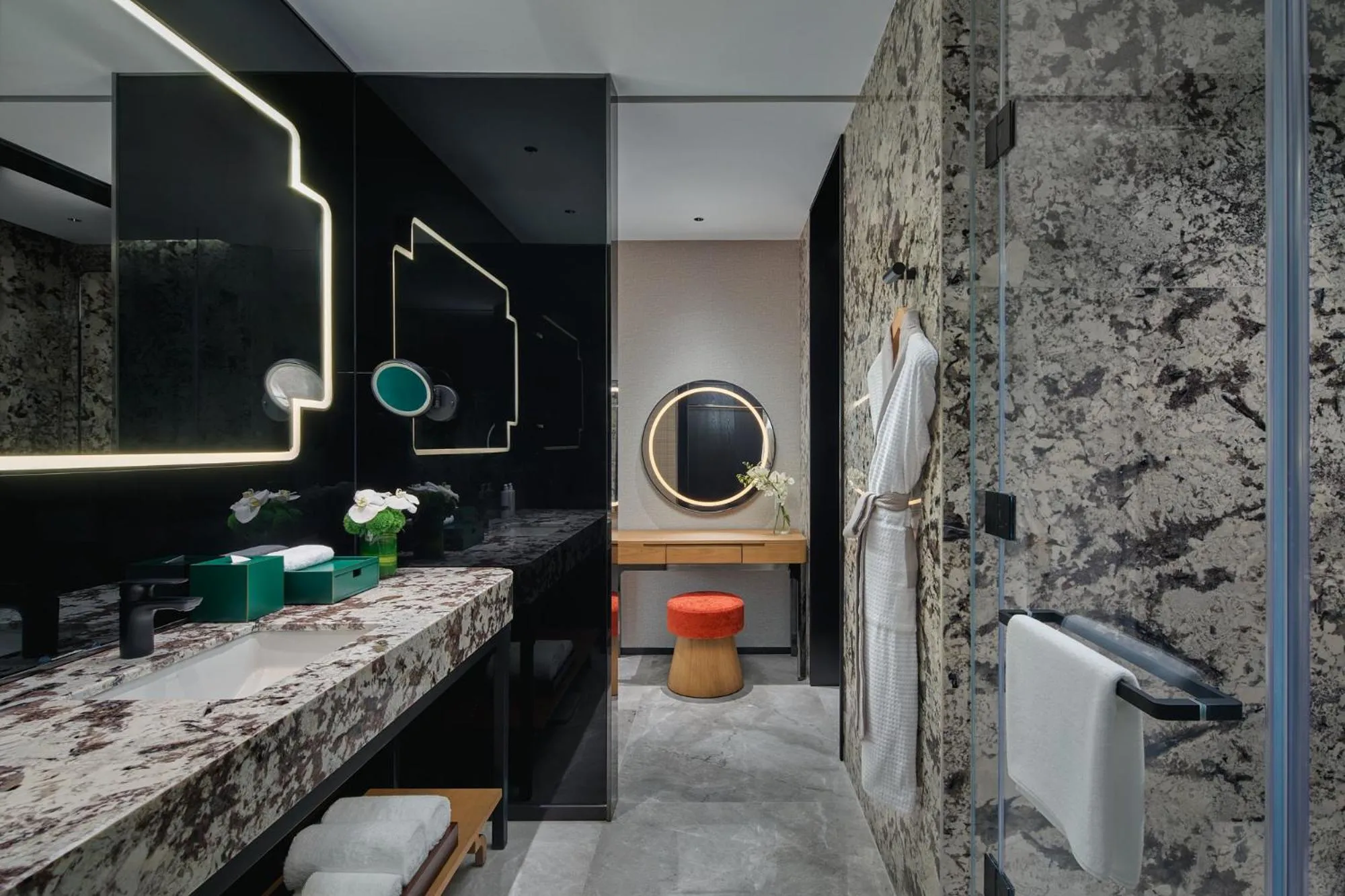 Shower in HUALUXE Hotels and Resorts Chongqing Wushan by IHG