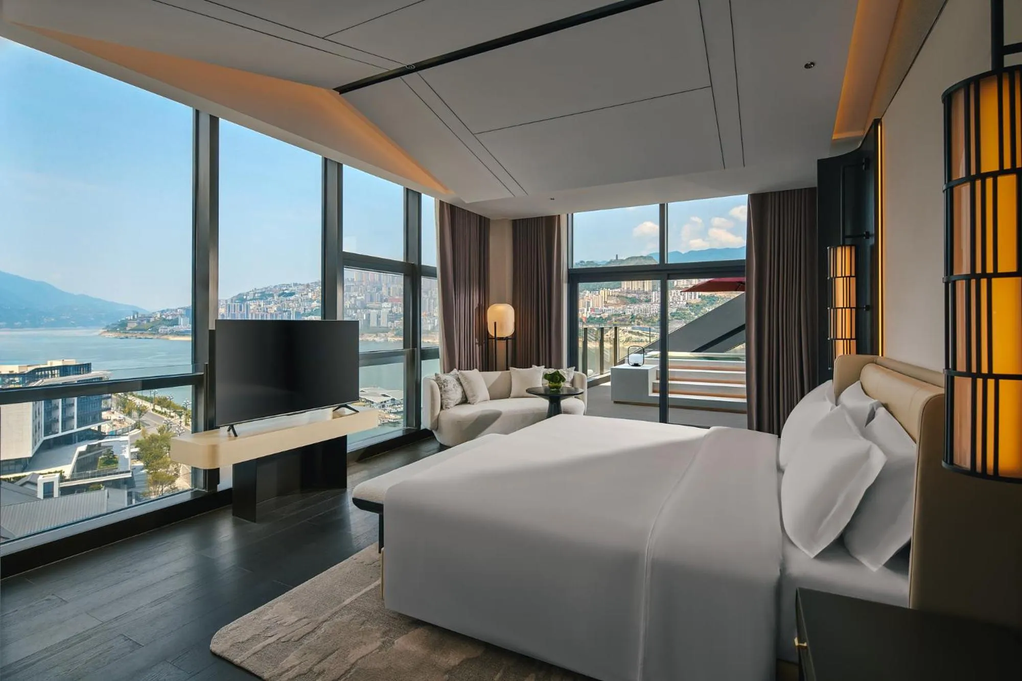 Bed in HUALUXE Hotels and Resorts Chongqing Wushan by IHG