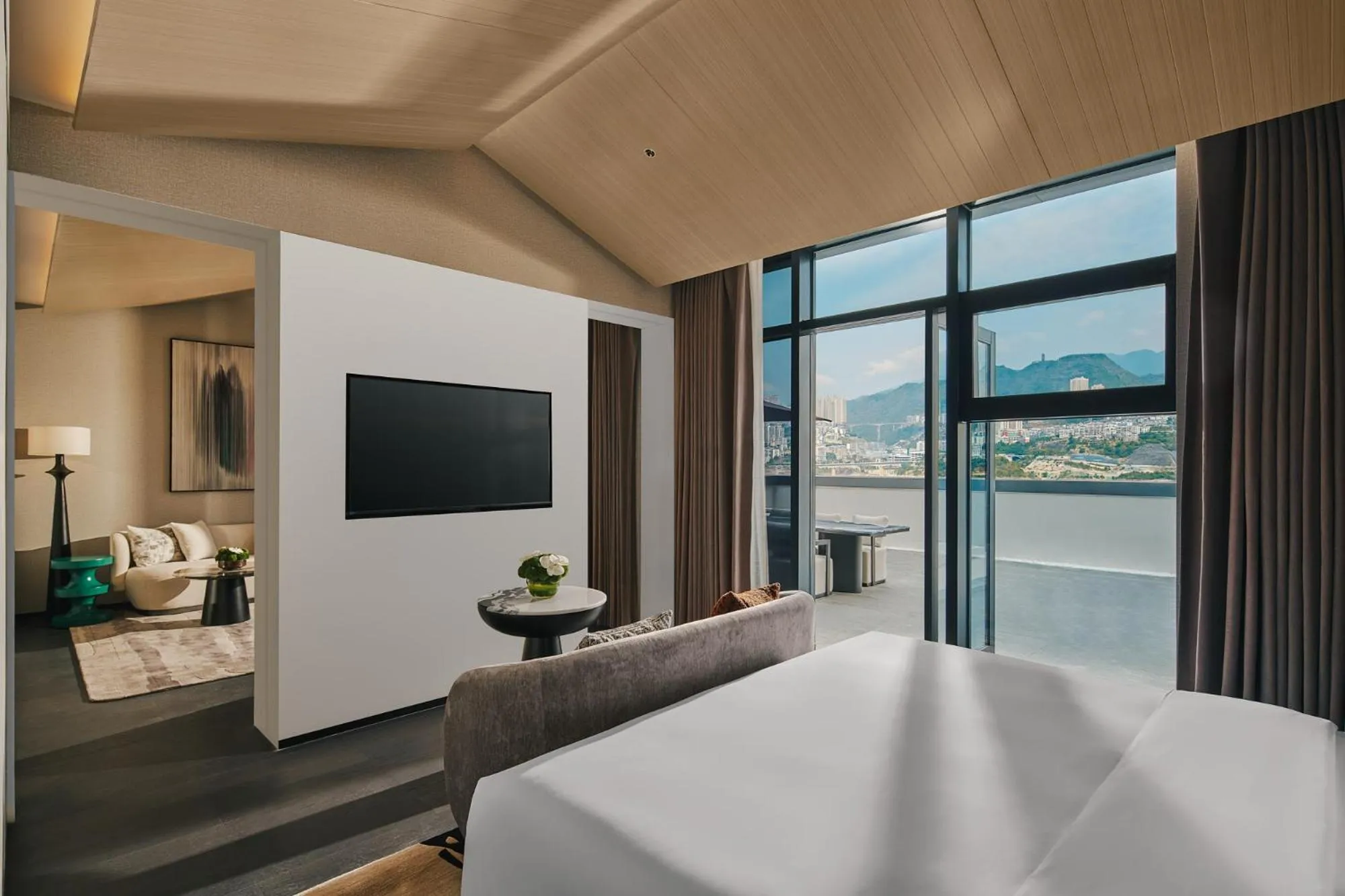 Bed in HUALUXE Hotels and Resorts Chongqing Wushan by IHG