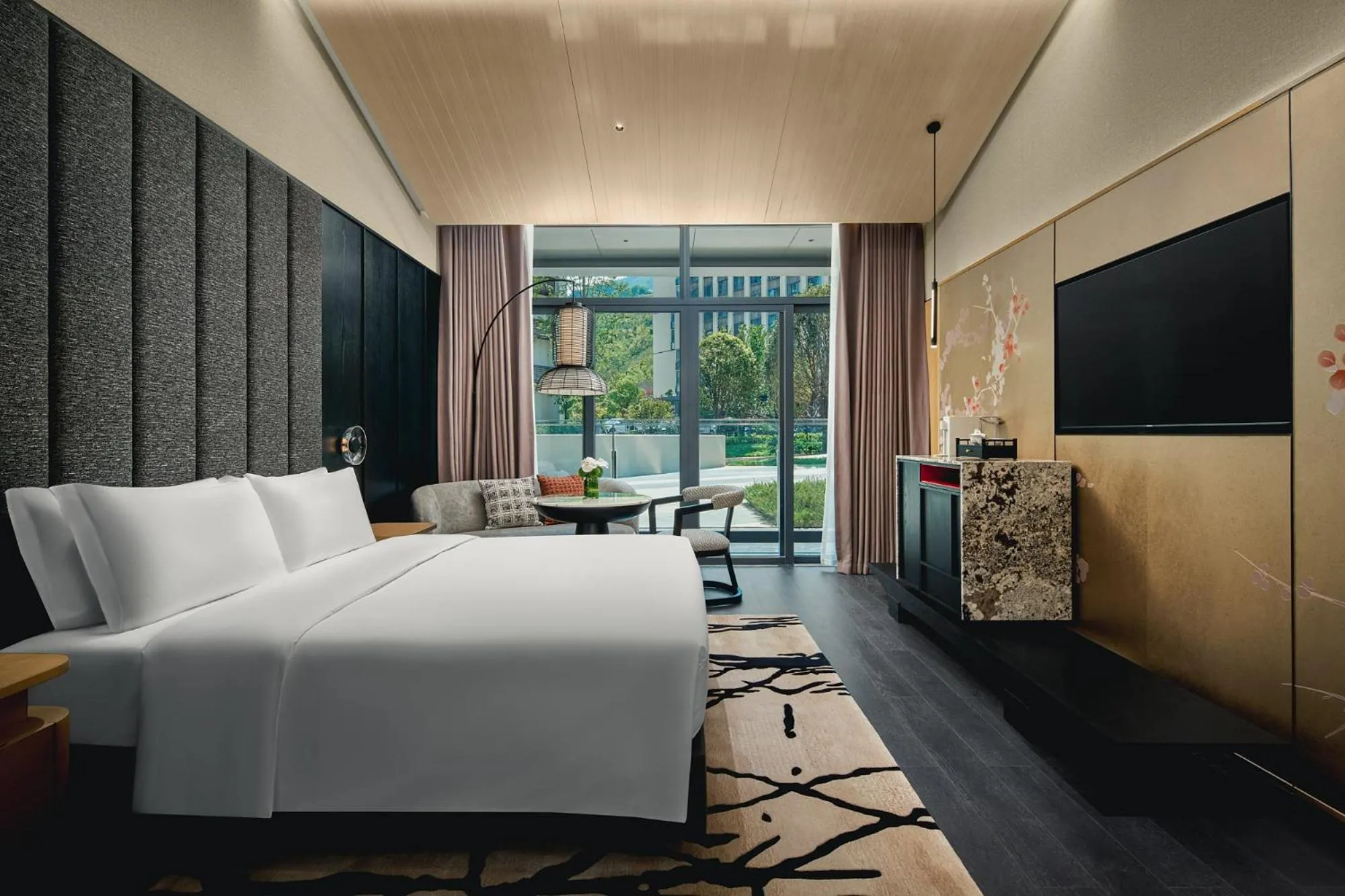 Bed in HUALUXE Hotels and Resorts Chongqing Wushan by IHG