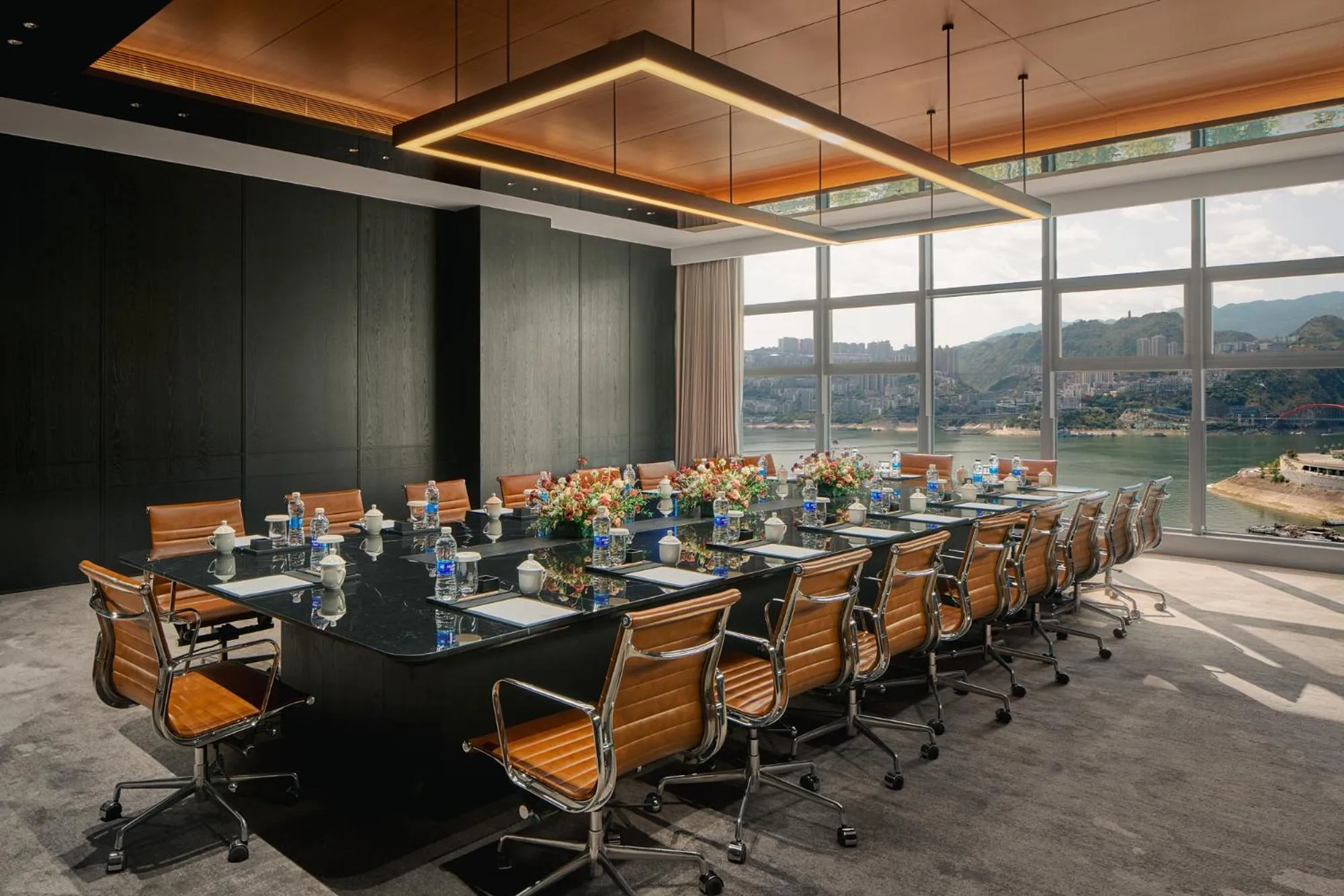 Meeting/conference room in HUALUXE Hotels and Resorts Chongqing Wushan by IHG