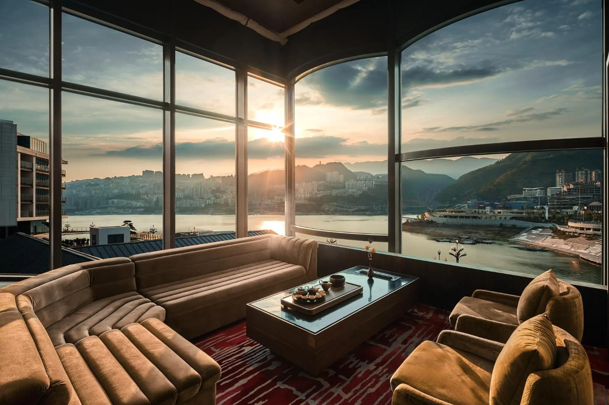 Seating area in HUALUXE Hotels and Resorts Chongqing Wushan by IHG