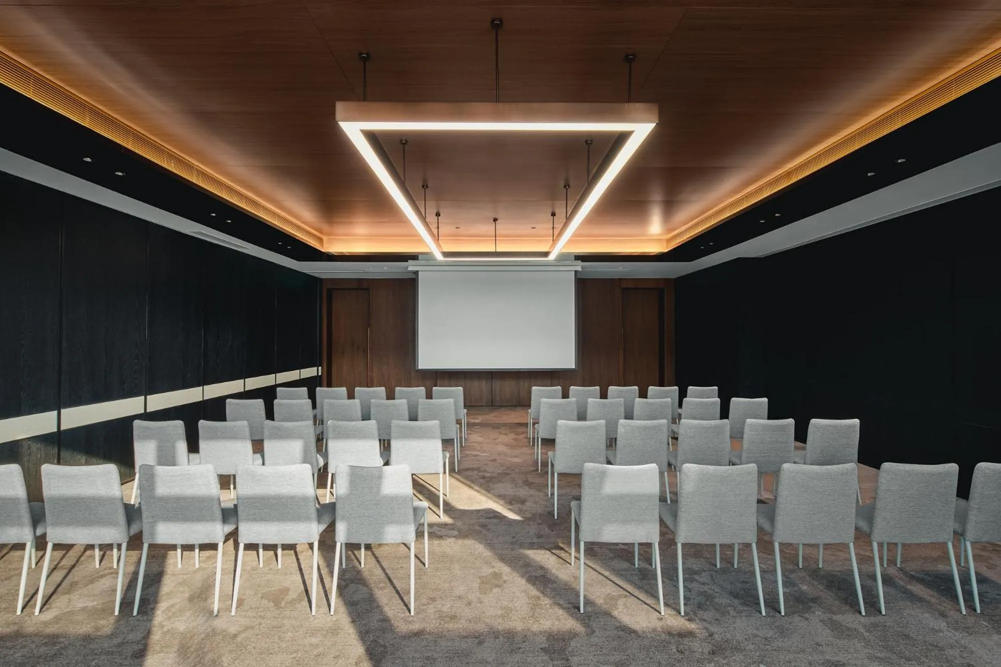 Meeting/conference room in HUALUXE Hotels and Resorts Chongqing Wushan by IHG