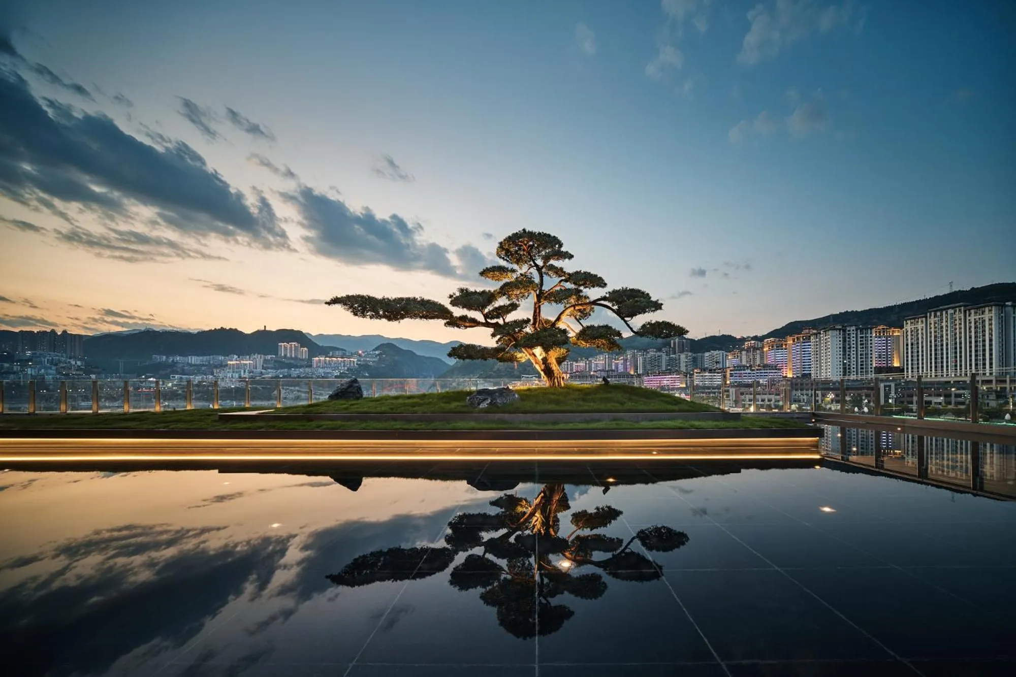 Balcony/Terrace in HUALUXE Hotels and Resorts Chongqing Wushan by IHG