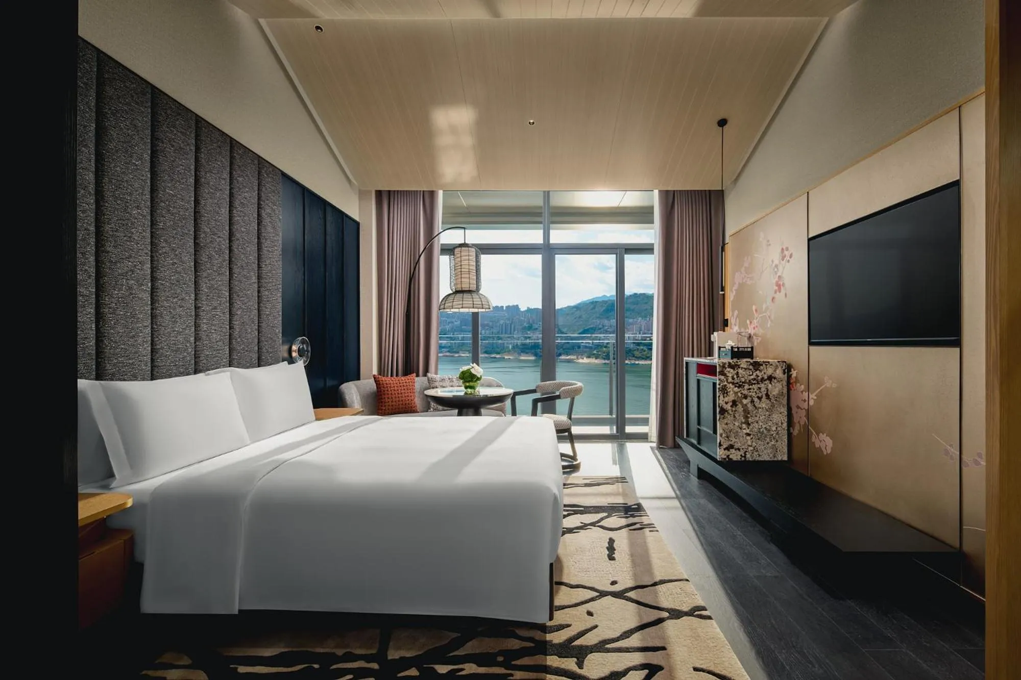 Bed in HUALUXE Hotels and Resorts Chongqing Wushan by IHG