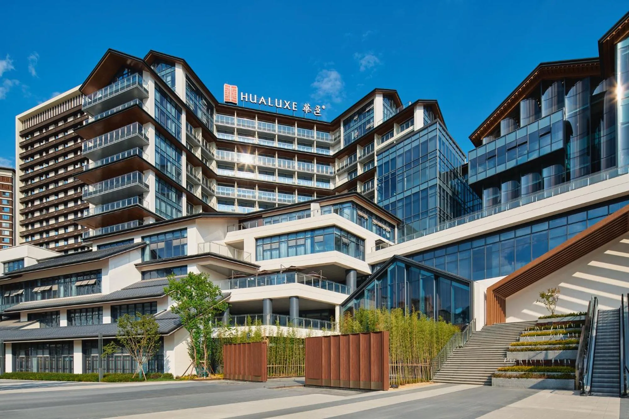 Property building in HUALUXE Hotels and Resorts Chongqing Wushan by IHG