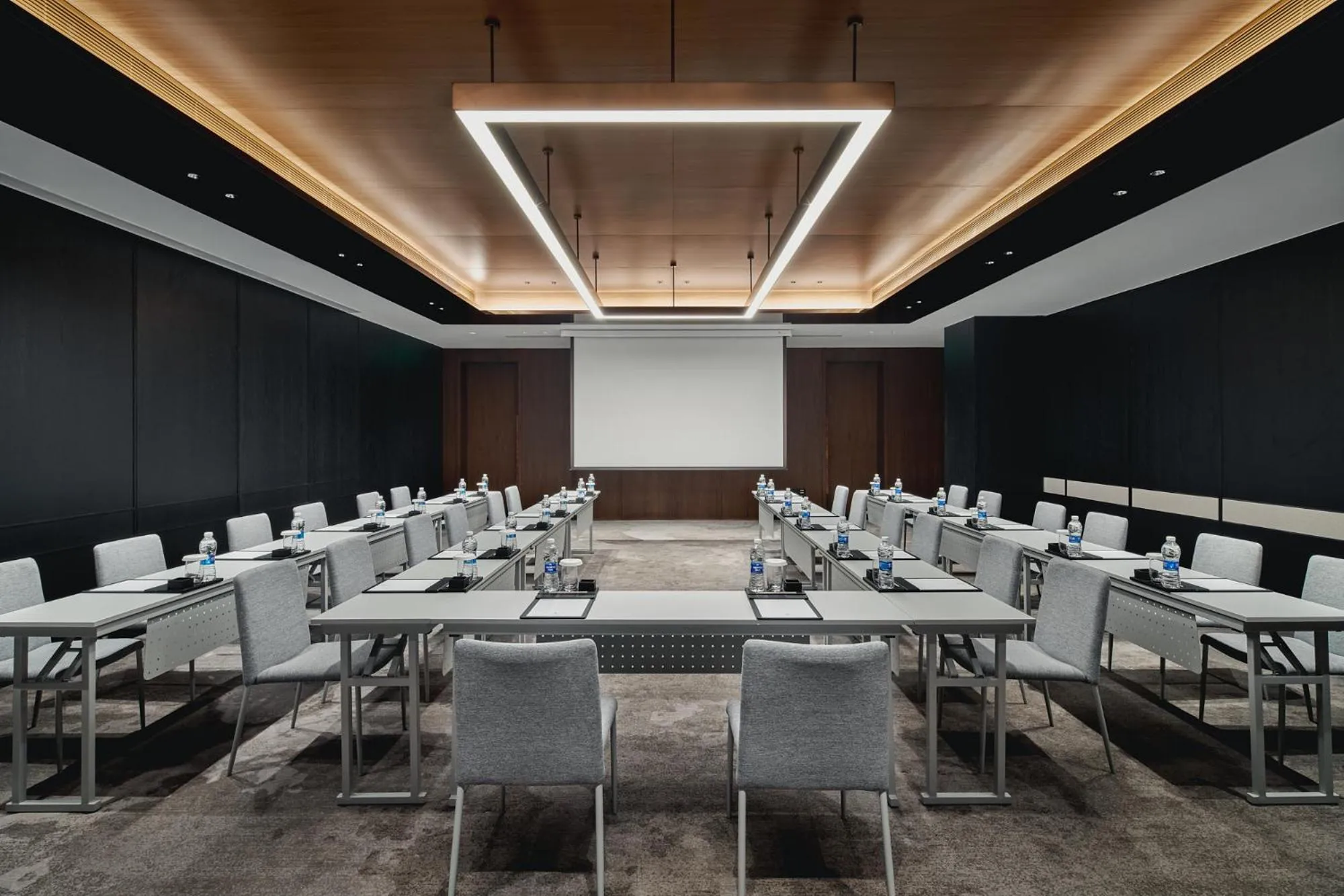 Meeting/conference room in HUALUXE Hotels and Resorts Chongqing Wushan by IHG