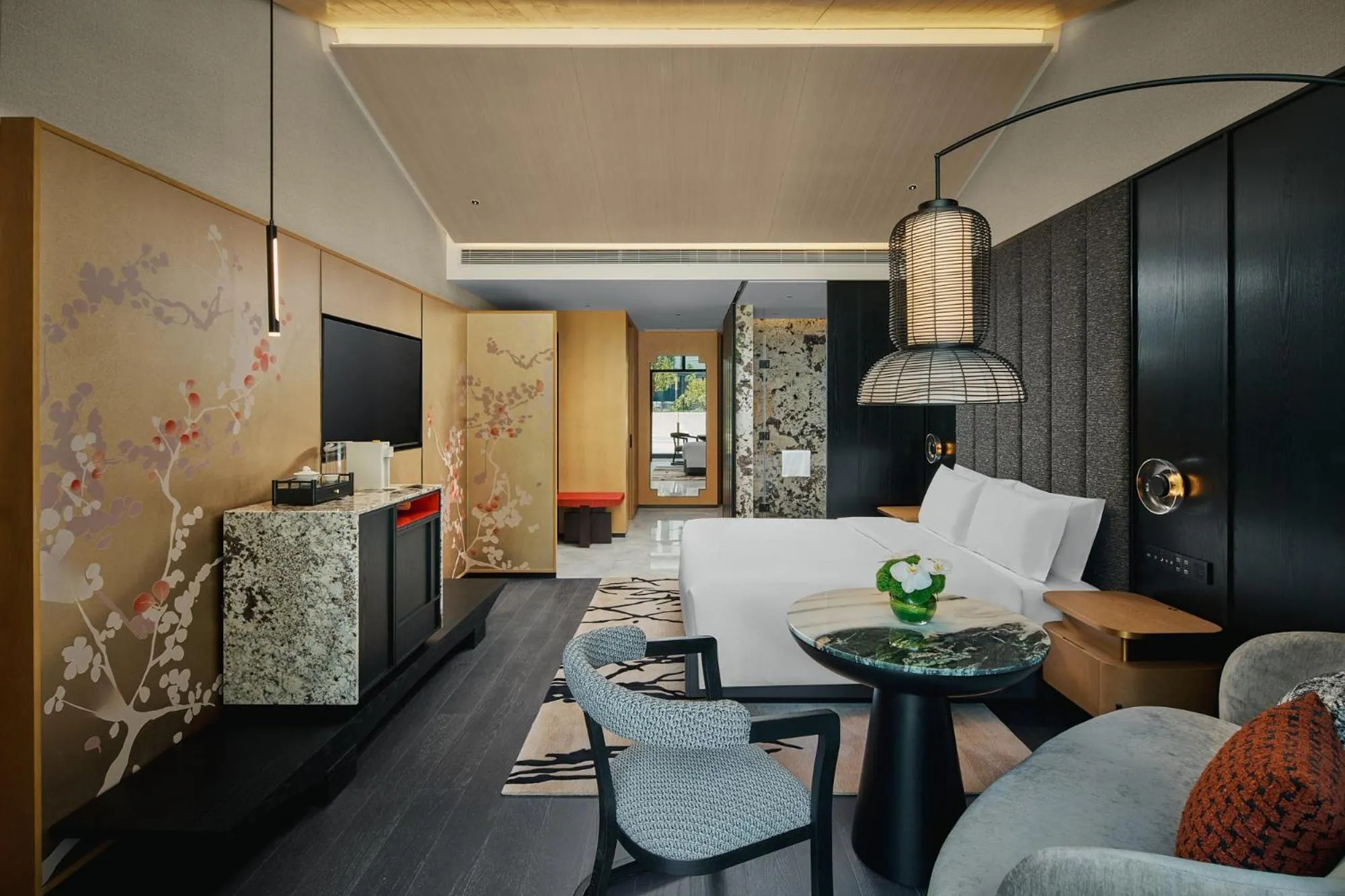 Bed in HUALUXE Hotels and Resorts Chongqing Wushan by IHG