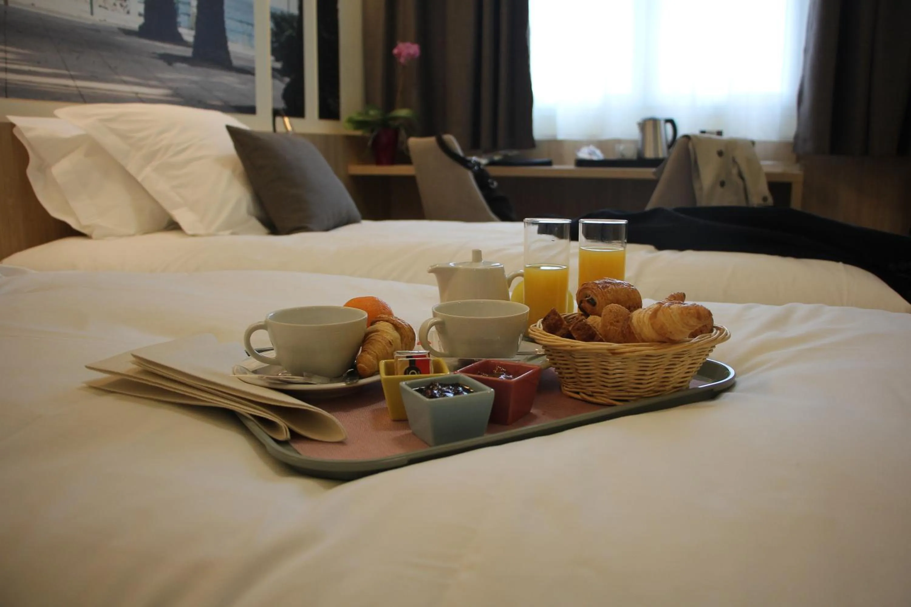 Bed in Brit Hotel Montargis