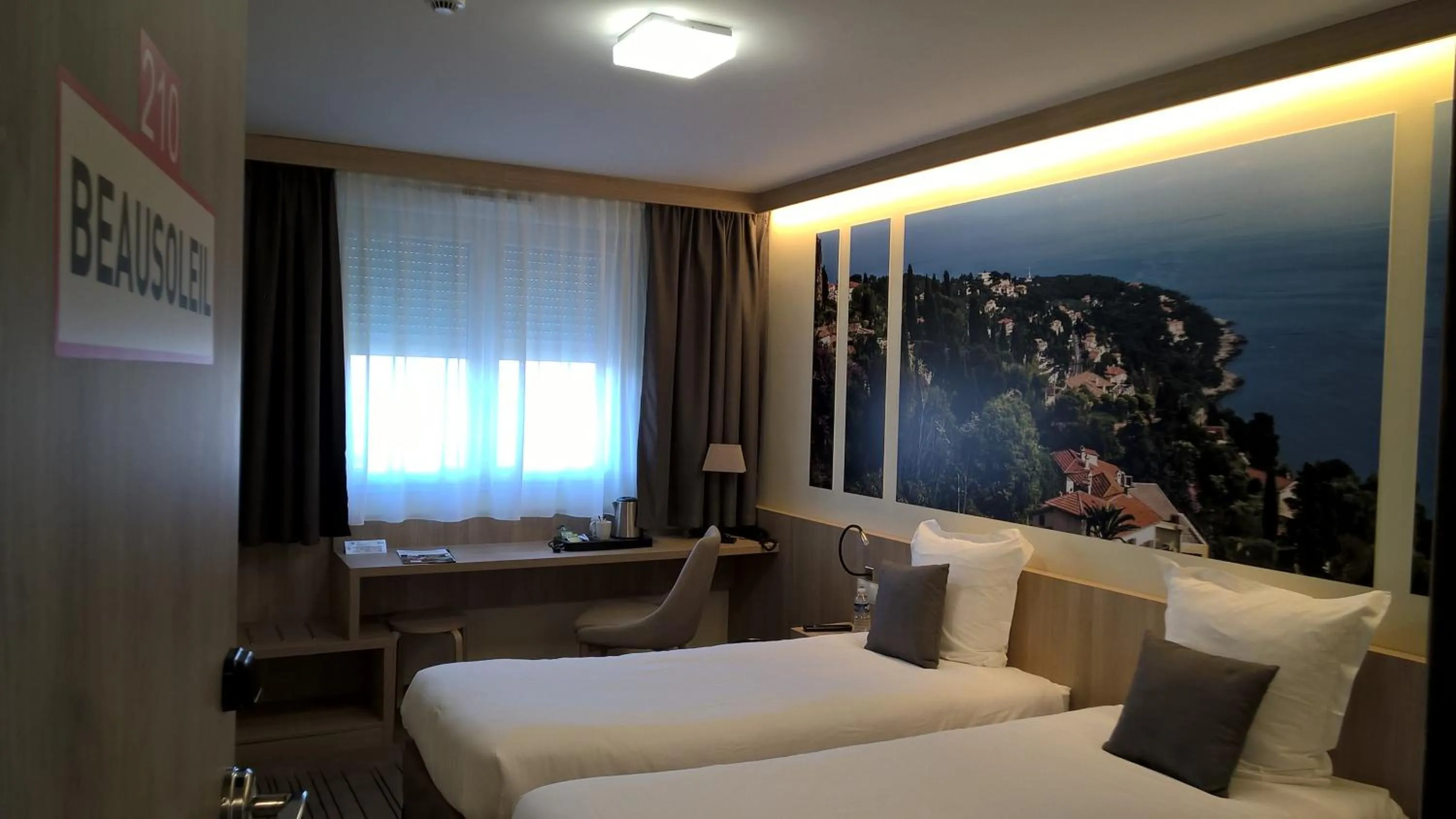 Bed in Brit Hotel Montargis