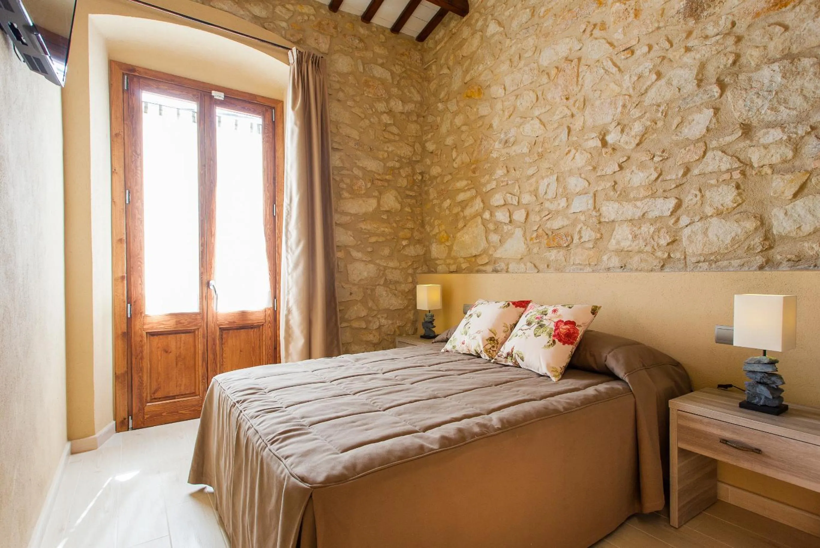 Photo of the whole room, Bed in Petit Pals