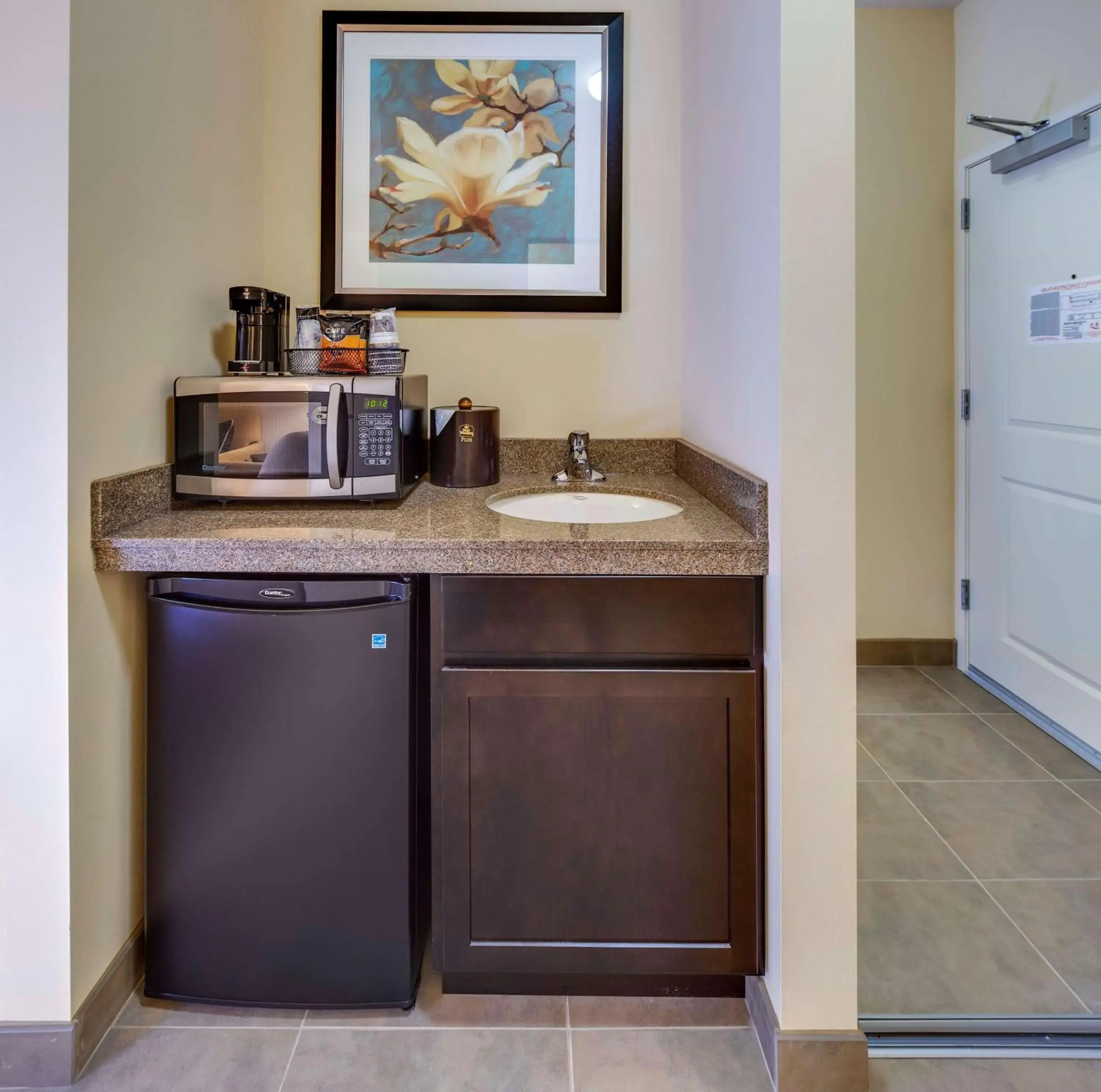 Queen Room with Two Queen Beds and Shower Only - Kitchenette in Best Western Plus Arlington/Marysville Queen Room with Two Queen Beds and Shower Only - Kitchenette in Best Western Plus Arlington/Marysville