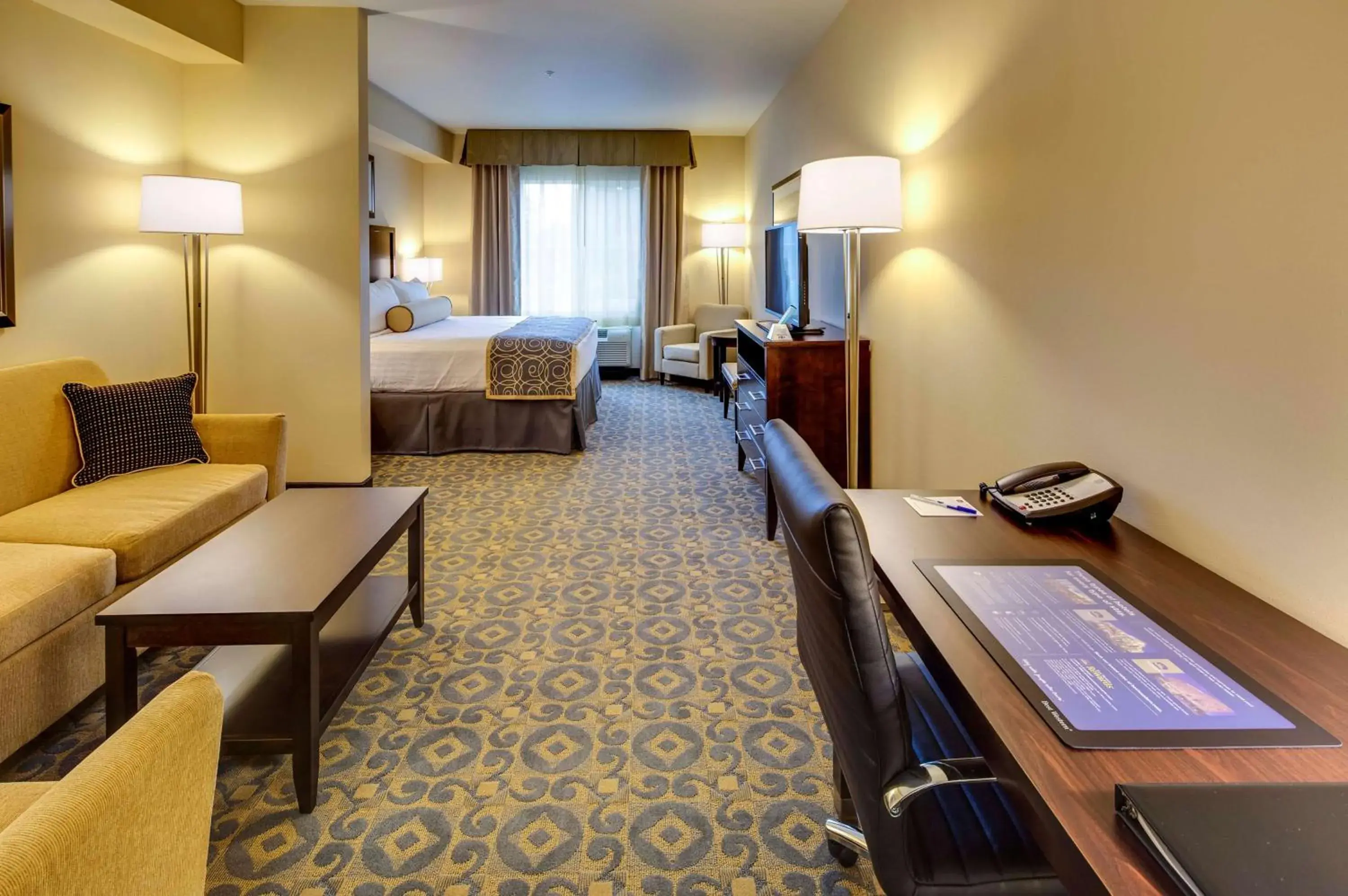 Executive King Room with Sofa Bed and Shower Only in Best Western Plus Arlington/Marysville Executive King Room with Sofa Bed and Shower Only in Best Western Plus Arlington/Marysville