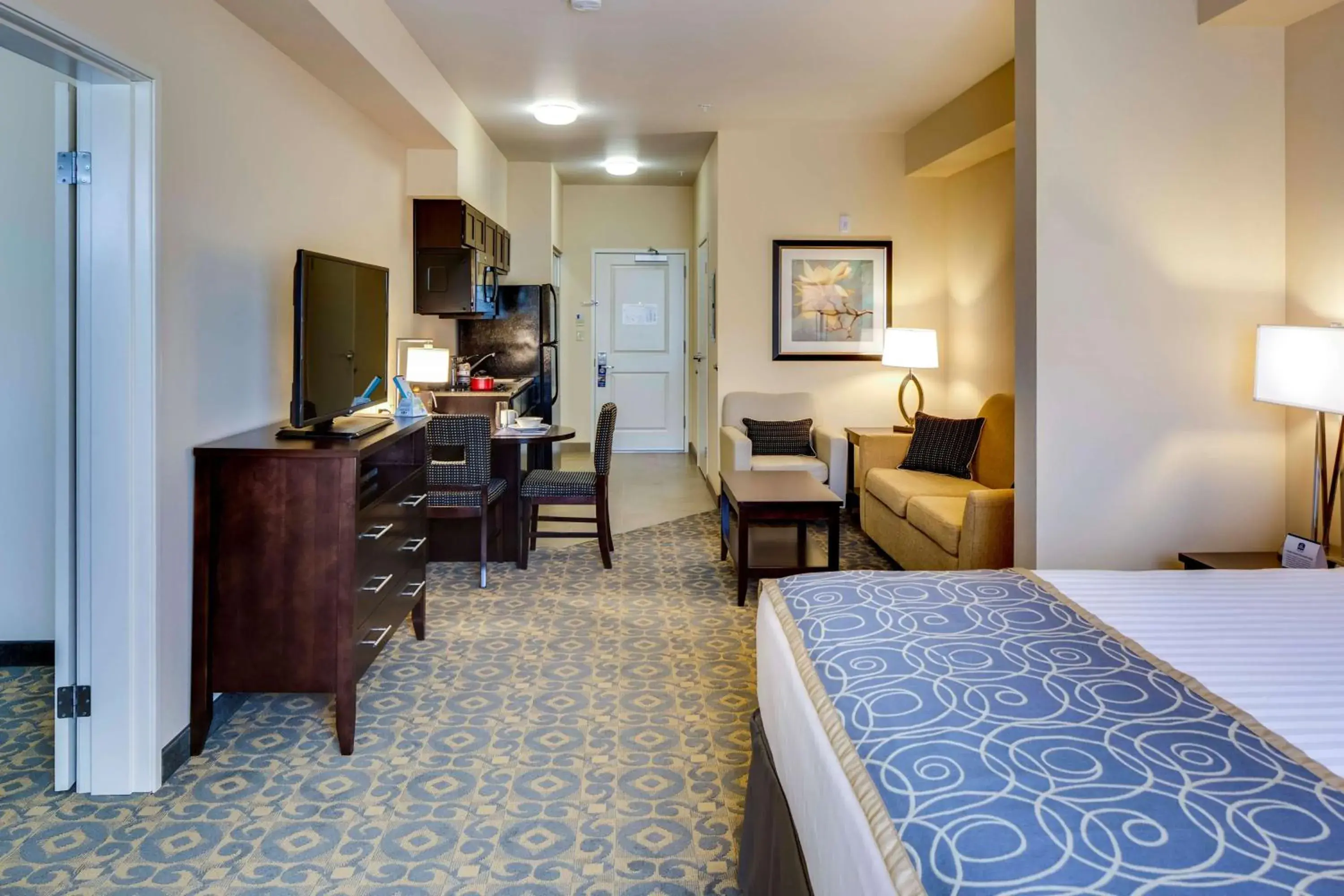 King Suite with Two King Beds and Shower Only - Kitchenette in Best Western Plus Arlington/Marysville King Suite with Two King Beds and Shower Only - Kitchenette in Best Western Plus Arlington/Marysville