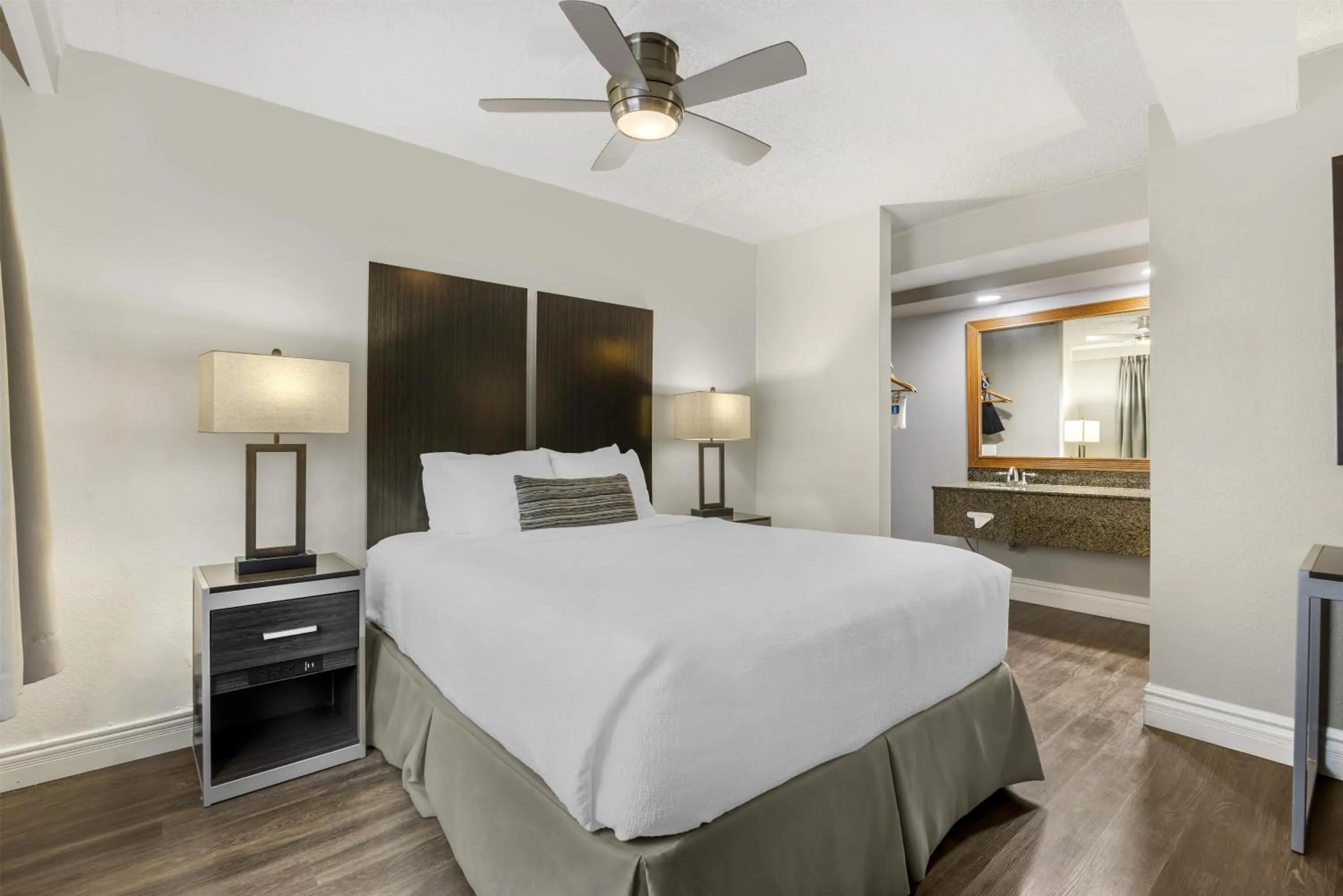 Bedroom, Bed in Best Western Pier Point Inn