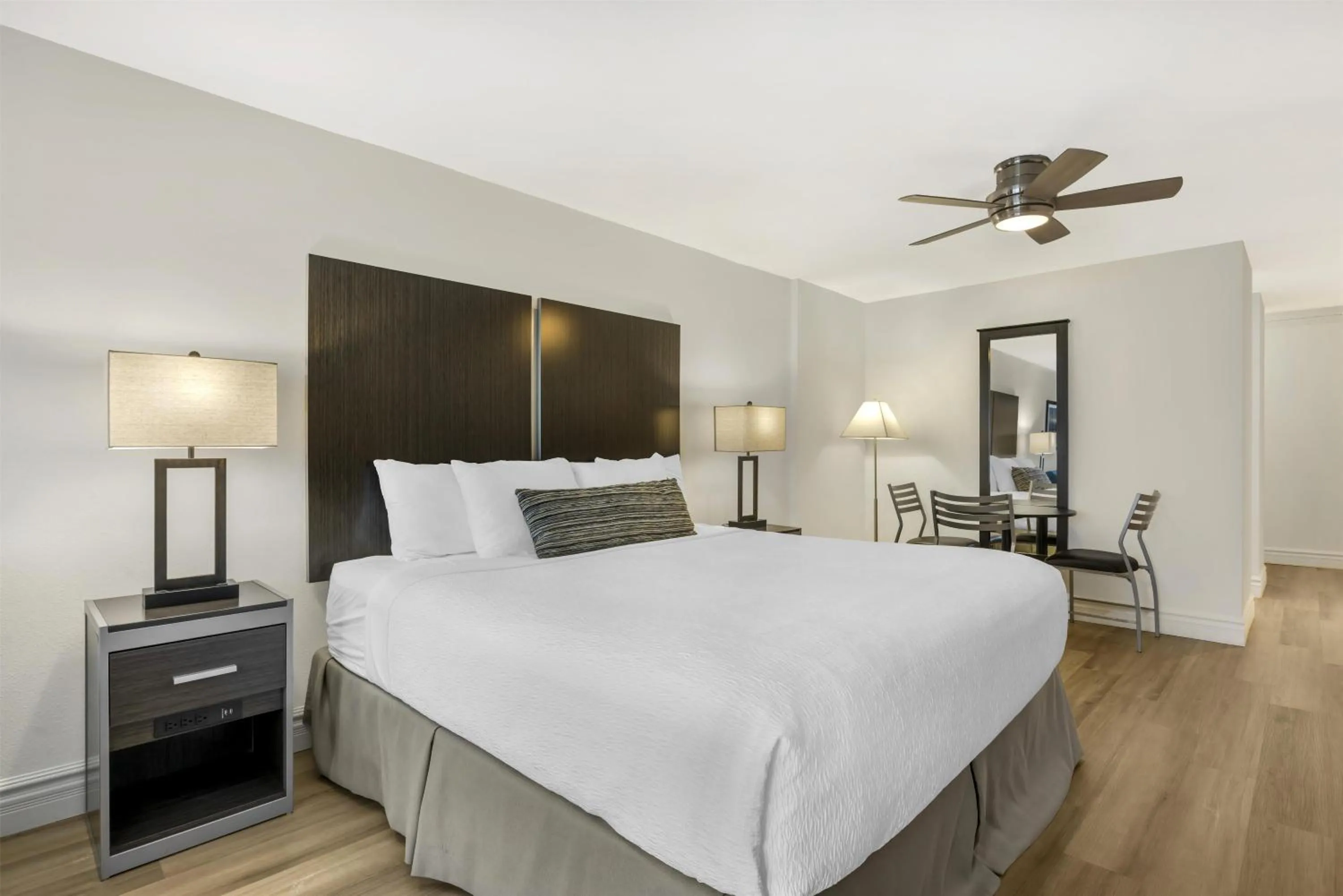 Other, Bed in Best Western Pier Point Inn