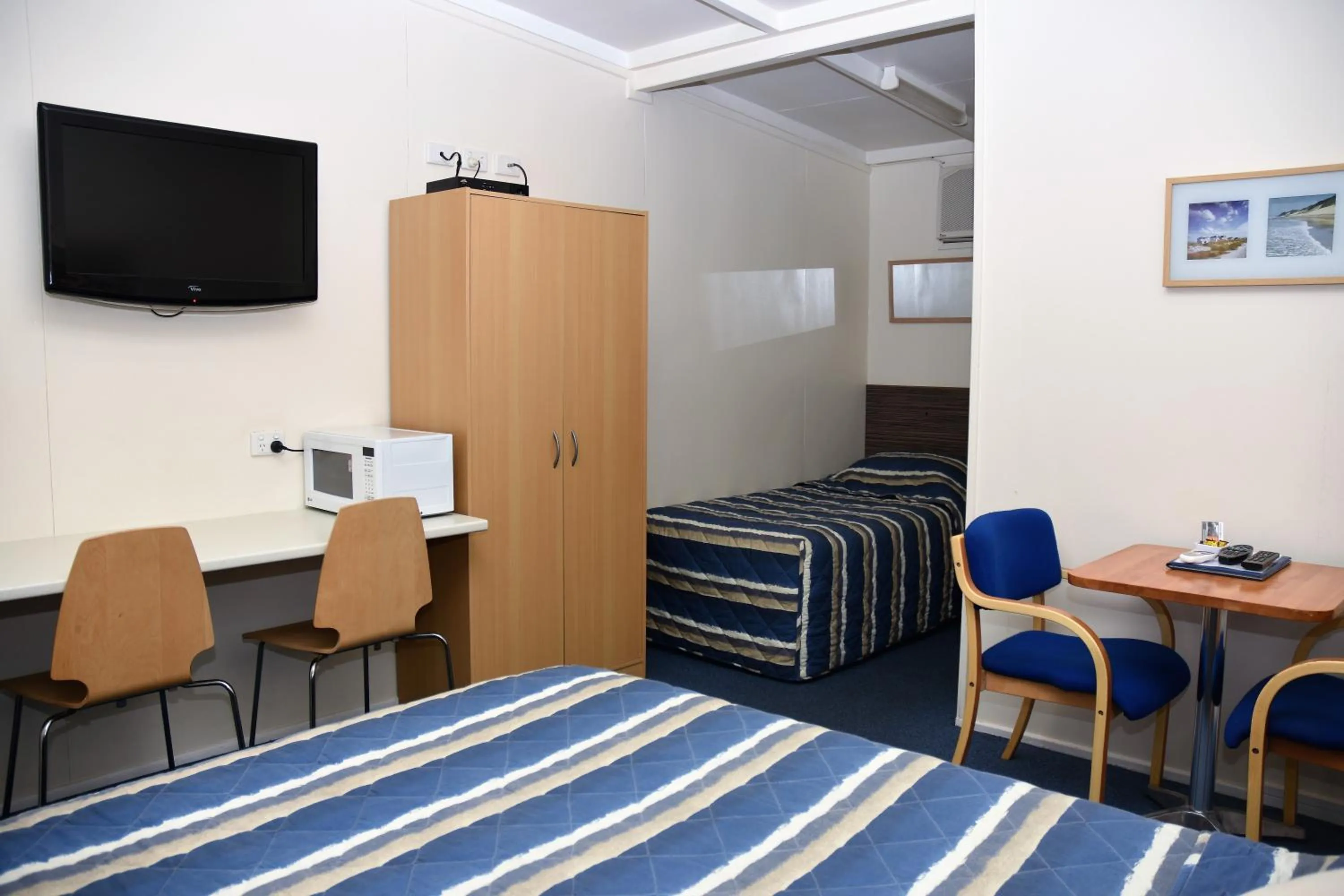 Photo of the whole room, Bed in Chinchilla Motel