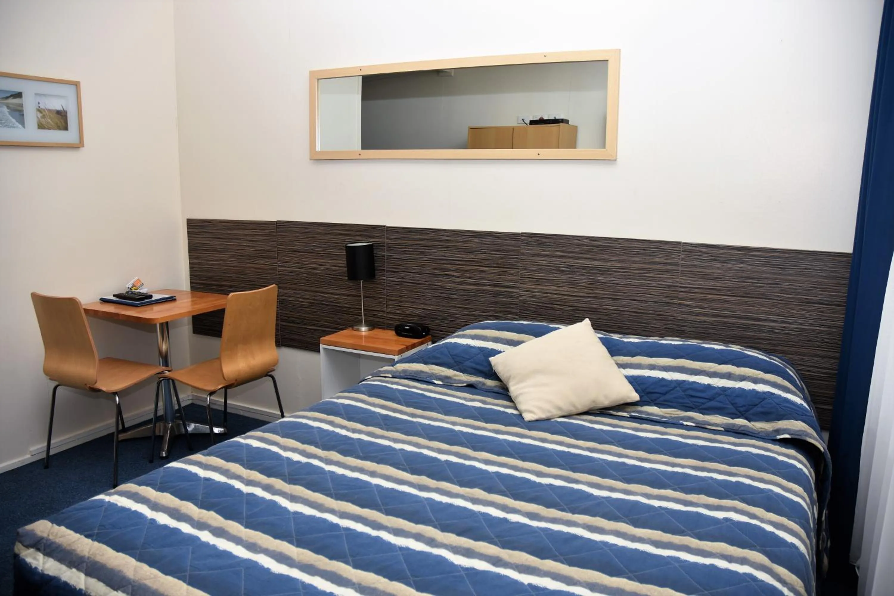 Photo of the whole room, Bed in Chinchilla Motel